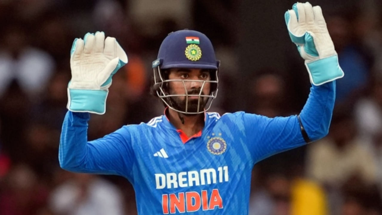 2025 ರ ಐಪಿಎಲ್​ನಲ್ಲಿ ಡೆಲ್ಲಿ ಕ್ಯಾಪಿಟಲ್ಸ್ ಪರ ಆಡಿದ್ದ ಕೆಎಲ್ ರಾಹುಲ್ ಅದ್ಭುತ ಪ್ರದರ್ಶನ ನೀಡಿದ್ದು, ಆಡಿದ 13 ಪಂದ್ಯಗಳಲ್ಲಿ 149.72 ಸ್ಟ್ರೈಕ್ ರೇಟ್‌ನಲ್ಲಿ 539 ರನ್ ಗಳಿಸಿದ್ದಾರೆ. ರಾಹುಲ್ ಯಾವುದೇ ಬ್ಯಾಟಿಂಗ್ ಕ್ರಮಾಂಕದಲ್ಲೂ ಆಡುವುದಕ್ಕೆ ಸೈ. ಆದಾಗ್ಯೂ, ಏಷ್ಯಾಕಪ್​ಗೆ ರಾಹುಲ್ ಆಯ್ಕೆಯಾಗುವುದಿಲ್ಲ. ಏಕೆಂದರೆ ಸಂಜು ಸ್ಯಾಮ್ಸನ್ ಮತ್ತು ಧ್ರುವ್ ಜುರೆಲ್ ವಿಕೆಟ್ ಕೀಪರ್‌ಗಳಾಗಿ ಈಗಾಗಲೇ ತಂಡದಲ್ಲಿದ್ದಾರೆ. 