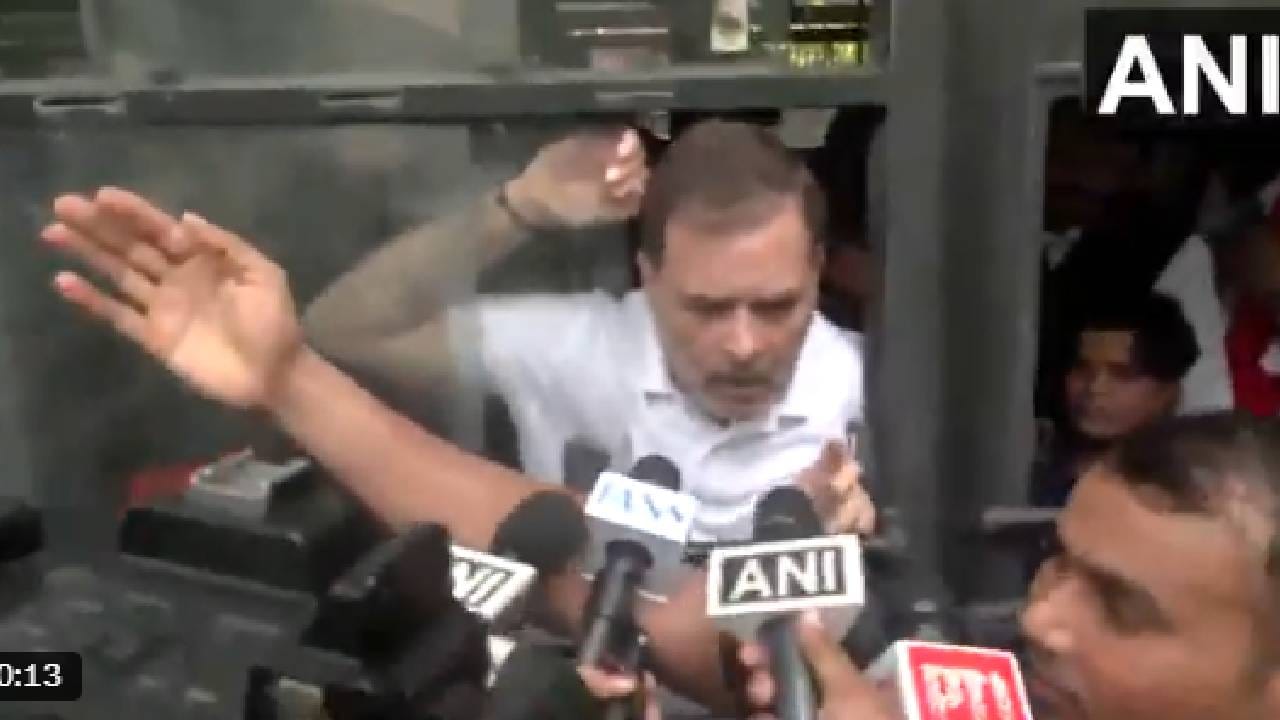 Video: ಚುನಾವಣಾ ಆಯೋಗದವರೆಗೆ ಮೆರವಣಿಗೆ, ರಾಹುಲ್ ಗಾಂಧಿಯನ್ನು ವಶಕ್ಕೆ ಪಡೆದ ಪೊಲೀಸರು