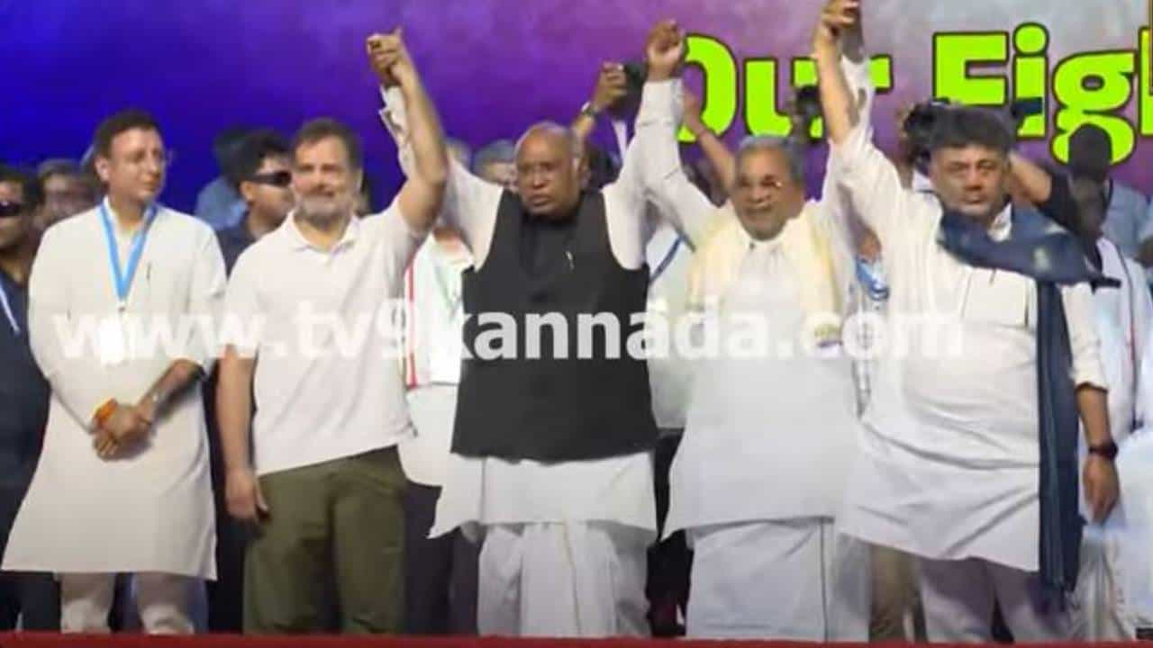 ರಾಹುಲ್ ಮತ್ತು ಸಿದ್ದರಾಮಯ್ಯ ಕೈ ಮಲ್ಲಿಕಾರ್ಜುನ ಖರ್ಗೆ ಹಿಡಿದೆತ್ತಿದಾಗ ಸುರ್ಜೇವಾಲಾ ಕೈ ರಾಹುಲ್ ಹಿಡಿಯಲಿಲ್ಲ