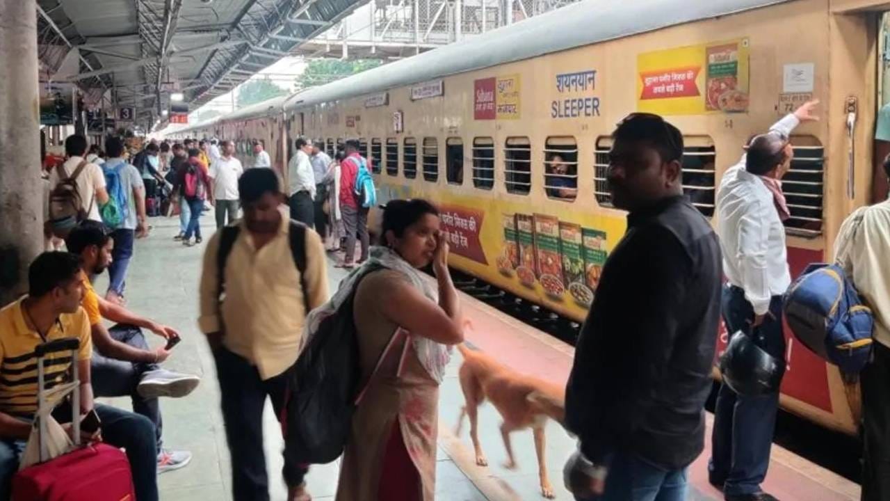 Railways: 6,115 ರೈಲು ನಿಲ್ದಾಣಗಳಲ್ಲಿ ಉಚಿತ ವೈಫೈ; 11,535 ಬೋಗಿಗಳಲ್ಲಿ ಸಿಸಿಟಿವಿ: ರೈಲ್ವೆ ಸಚಿವರಿಂದ ಮಾಹಿತಿ Railways: 6,115 ರೈಲು ನಿಲ್ದಾಣಗಳಲ್ಲಿ ಉಚಿತ ವೈಫೈ; 11,535 ಬೋಗಿಗಳಲ್ಲಿ ಸಿಸಿಟಿವಿ: ರೈಲ್ವೆ ಸಚಿವರಿಂದ ಮಾಹಿತಿ
