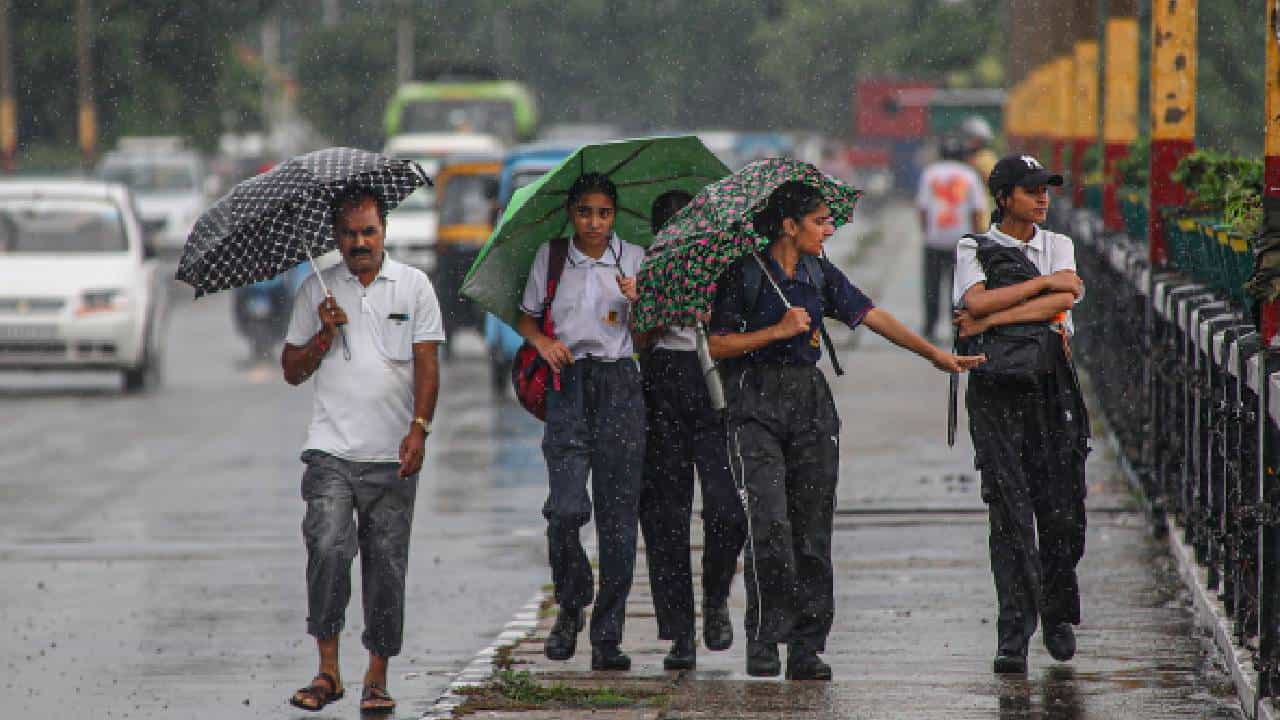 Karnataka Rains: ಬೆಂಗಳೂರಿನಲ್ಲಿ ಆಗಸ್ಟ್ 6ರ ನಂತರ ಭಾರಿ ಮಳೆ, ಯೆಲ್ಲೋ ಅಲರ್ಟ್ Karnataka Rains: ಬೆಂಗಳೂರಿನಲ್ಲಿ ಆಗಸ್ಟ್ 6ರ ನಂತರ ಭಾರಿ ಮಳೆ, ಯೆಲ್ಲೋ ಅಲರ್ಟ್