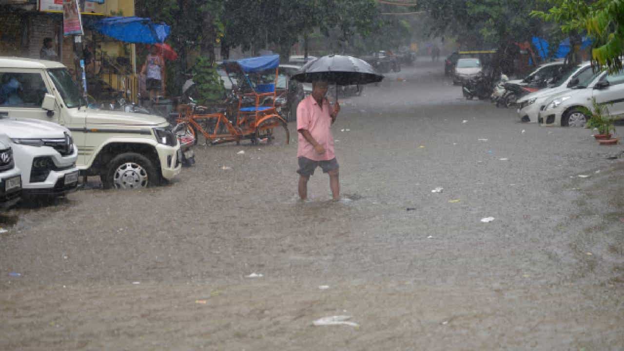 Karnataka Rains: ಬೆಂಗಳೂರು ಸೇರಿ ಕರ್ನಾಟಕದ 27ಕ್ಕೂ ಅಧಿಕ ಜಿಲ್ಲೆಗಳಲ್ಲಿ ಇಂದು ಸುರಿಯಲಿದೆ ಭಾರಿ ಮಳೆ Karnataka Rains: ಬೆಂಗಳೂರು ಸೇರಿ ಕರ್ನಾಟಕದ 27ಕ್ಕೂ ಅಧಿಕ ಜಿಲ್ಲೆಗಳಲ್ಲಿ ಇಂದು ಸುರಿಯಲಿದೆ ಭಾರಿ ಮಳೆ