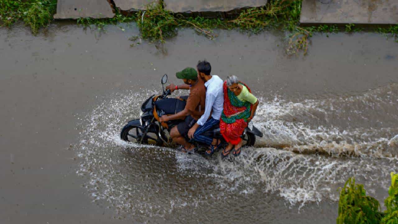 Karnataka Rains: ಕರ್ನಾಟಕದ 19 ಜಿಲ್ಲೆಗಳಲ್ಲಿ ಮುಂದಿನ ಮೂರು ದಿನ ಧಾರಾಕಾರ ಮಳೆ Karnataka Rains: ಕರ್ನಾಟಕದ 19 ಜಿಲ್ಲೆಗಳಲ್ಲಿ ಮುಂದಿನ ಮೂರು ದಿನ ಧಾರಾಕಾರ ಮಳೆ