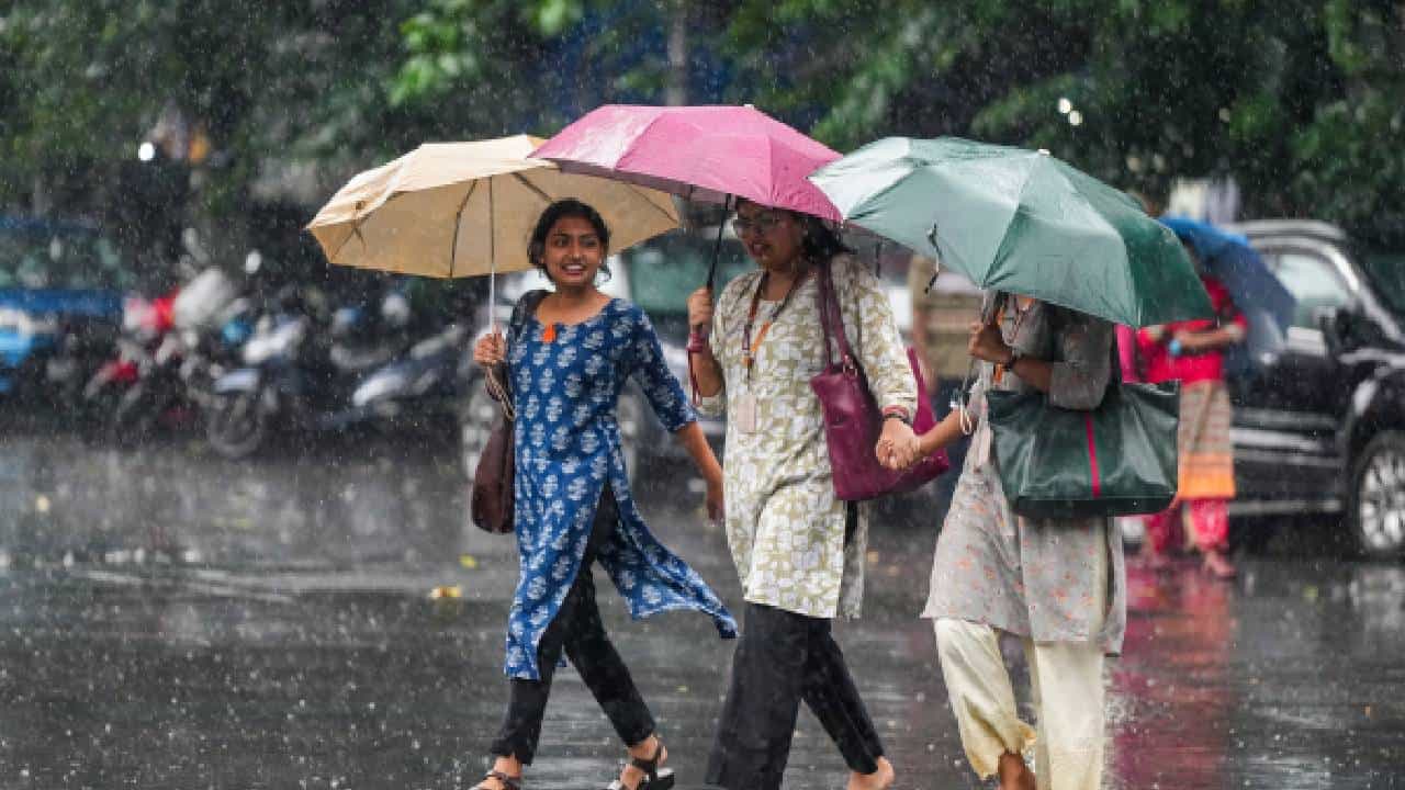 Karnataka Rains: ಕರ್ನಾಟಕದ ಉತ್ತರ ಹಾಗೂ ದಕ್ಷಿಣ ಒಳನಾಡಿನ ಈ ಜಿಲ್ಲೆಗಳಲ್ಲಿ ಮುಂದಿನ ಎರಡು ದಿನ ಭಾರಿ ಮಳೆ Karnataka Rains: ಕರ್ನಾಟಕದ ಉತ್ತರ ಹಾಗೂ ದಕ್ಷಿಣ ಒಳನಾಡಿನ ಈ ಜಿಲ್ಲೆಗಳಲ್ಲಿ ಮುಂದಿನ ಎರಡು ದಿನ ಭಾರಿ ಮಳೆ