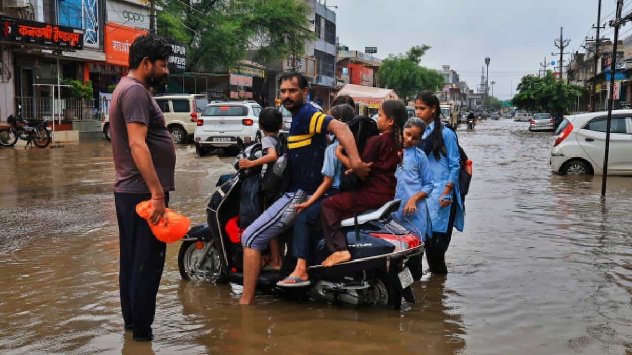Karnataka Rains: ಕರ್ನಾಟಕದಾದ್ಯಂತ ಇಂದಿನಿಂದ ಮಳೆ ಜೋರು, ಯಾವ ಜಿಲ್ಲೆಗಳಿಗೆ ಯೆಲ್ಲೋ ಅಲರ್ಟ್​