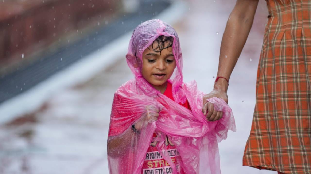 Karnataka Rains: ಬಂಗಾಳಕೊಲ್ಲಿಯಲ್ಲಿ ಚಂಡಮಾರುತ, ಕರ್ನಾಟಕದ ಕರಾವಳಿ ಜಿಲ್ಲೆಗಳಿಗೆ ಮಳೆಯ ರೆಡ್ ಅಲರ್ಟ್​