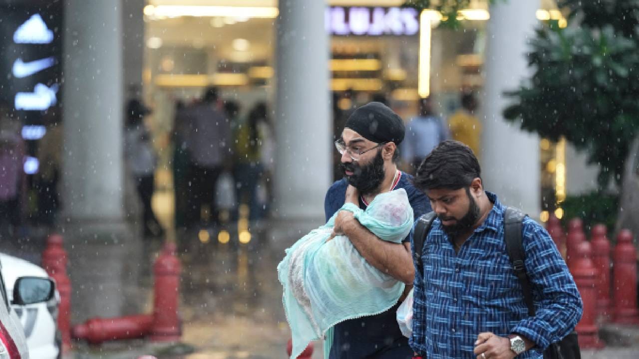 Karnataka Rains: ಆಗಸ್ಟ್ 27ರ ಬಳಿಕ ಕರ್ನಾಟಕದಾದ್ಯಂತ ಮತ್ತೆ ಹೆಚ್ಚಲಿದೆ ಮಳೆಯ ಅಬ್ಬರ Karnataka Rains: ಆಗಸ್ಟ್ 27ರ ಬಳಿಕ ಕರ್ನಾಟಕದಾದ್ಯಂತ ಮತ್ತೆ ಹೆಚ್ಚಲಿದೆ ಮಳೆಯ ಅಬ್ಬರ