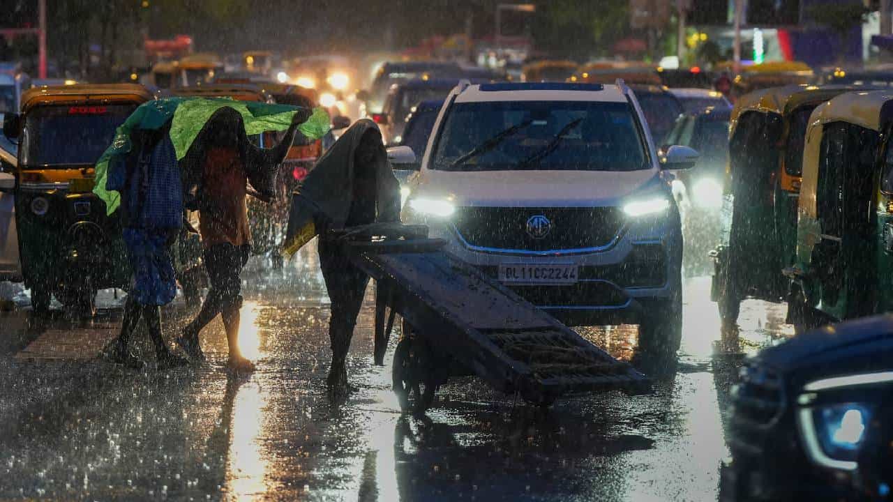 Karnataka Rains: ಕರ್ನಾಟಕದ ಈ ಜಿಲ್ಲೆಗಳಲ್ಲಿ ಆಗಸ್ಟ್ 27ರಿಂದ ನಾಲ್ಕು ದಿನಗಳ ಕಾಲ ಭಾರಿ ಮಳೆ Karnataka Rains: ಕರ್ನಾಟಕದ ಈ ಜಿಲ್ಲೆಗಳಲ್ಲಿ ಆಗಸ್ಟ್ 27ರಿಂದ ನಾಲ್ಕು ದಿನಗಳ ಕಾಲ ಭಾರಿ ಮಳೆ