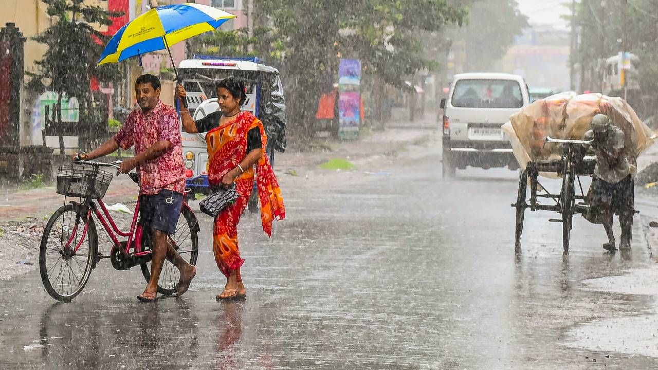 Karnataka Rains: ಕರ್ನಾಟಕದ ಕರಾವಳಿಗೆ ರೆಡ್ ಅಲರ್ಟ್, ಉತ್ತರ, ದಕ್ಷಿಣ ಒಳನಾಡಿನಲ್ಲೂ ಭಾರಿ ಮಳೆ Karnataka Rains: ಕರ್ನಾಟಕದ ಕರಾವಳಿಗೆ ರೆಡ್ ಅಲರ್ಟ್, ಉತ್ತರ, ದಕ್ಷಿಣ ಒಳನಾಡಿನಲ್ಲೂ ಭಾರಿ ಮಳೆ