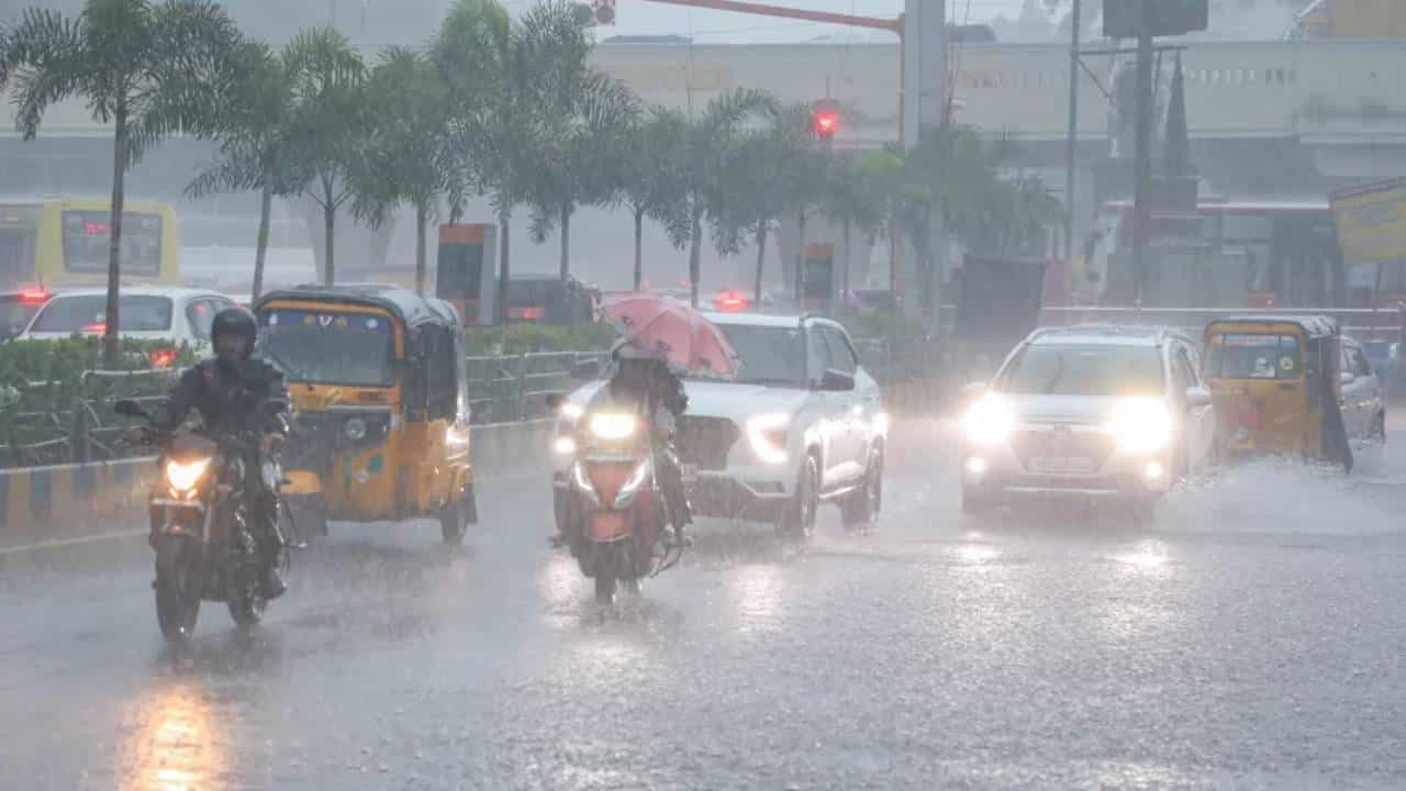 ಚೆನ್ನೈನಲ್ಲಿ ಮೇಘಸ್ಫೋಟ; ಹಲವೆಡೆ ಭಾರೀ ಮಳೆ; ಬೆಂಗಳೂರಿಗೆ ಬಂದ 3 ವಿಮಾನಗಳು