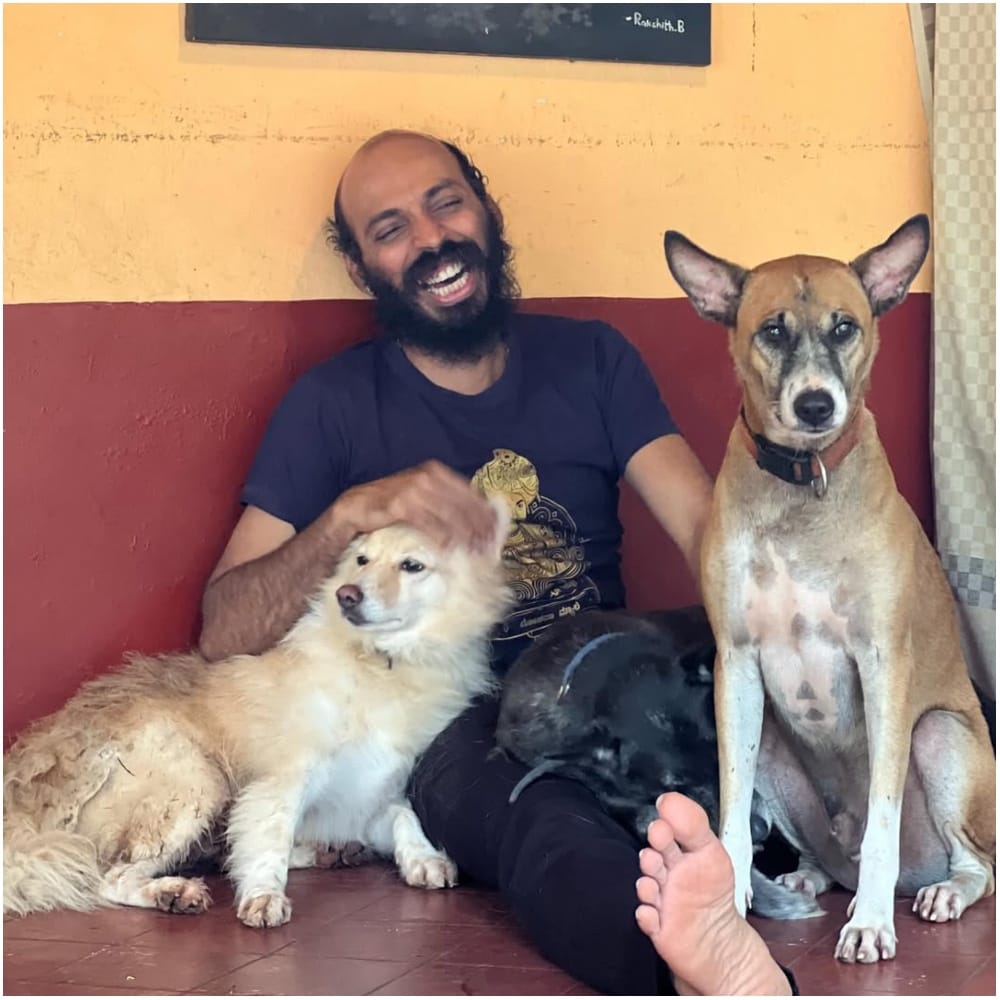 ‘ಶ್ವಾನಗಳ ಜೊತೆ ಇರುವ ಕೆಲವು ಫೋಟೋಗಳನ್ನು ಹಂಚಿಕೊಂಡಿರುವ ರಾಜ್, ಇವು ನನಗೆ ನೆಮ್ಮದಿ ನೀಡುವ ಜೀವಿಗಳು. ನನಗೆ ಮಾತ್ರವಲ್ಲ ನನ್ನಂತಹ ಅದೆಷ್ಟೋ ಅಸಂಖ್ಯ ಜನರಿಗೆ ಇವು ನೋವನ್ನು ಗುಣಪಡಿಸುವ ಶಕ್ತಿ ಹೊಂದಿವೆ’ ಎಂದು ರಾಜ್ ಬರೆದಿದ್ದಾರೆ.