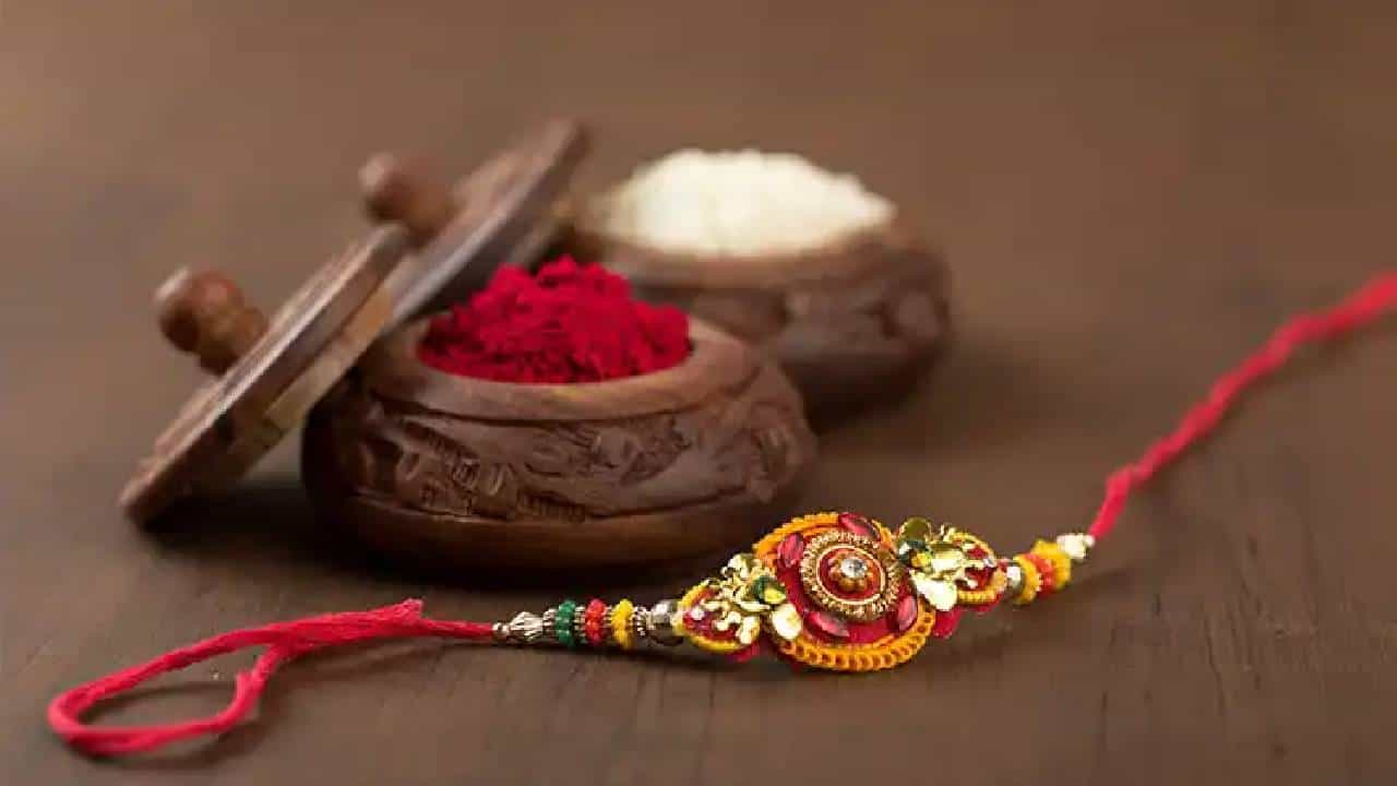 Daily Devotional: ರಕ್ಷಾಬಂಧನ ಹಬ್ಬದ ಆಚರಣೆಯ ಹಿಂದಿನ ಮಹತ್ವವೇನು? Daily Devotional: ರಕ್ಷಾಬಂಧನ ಹಬ್ಬದ ಆಚರಣೆಯ ಹಿಂದಿನ ಮಹತ್ವವೇನು?