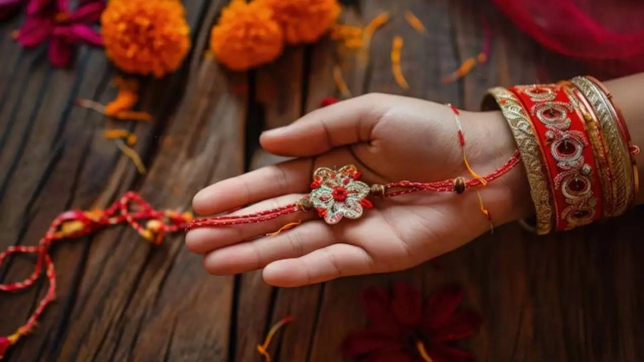 Raksha Bandhan 2025: ರಕ್ಷಾ ಬಂಧನದಂದು ಈ ತಪ್ಪುಗಳನ್ನು ಮಾಡಲೇಬೇಡಿ; ಸಂಬಂಧದಲ್ಲಿ ಬಿರುಕಿಗೆ ಕಾರಣವಾಗಬಹುದು Raksha Bandhan 2025: ರಕ್ಷಾ ಬಂಧನದಂದು ಈ ತಪ್ಪುಗಳನ್ನು ಮಾಡಲೇಬೇಡಿ; ಸಂಬಂಧದಲ್ಲಿ ಬಿರುಕಿಗೆ ಕಾರಣವಾಗಬಹುದು