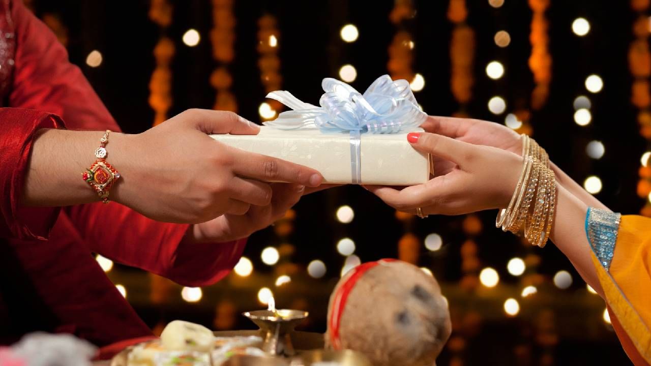 Raksha Bandhan 2025: ರಕ್ಷಾ ಬಂಧನದ ದಿನ ನಿಮ್ಮ ಪ್ರೀತಿಯ ಸಹೋದರಿಗೆ ಈ ಉಡುಗೊರೆಗಳನ್ನು ನೀಡಿ