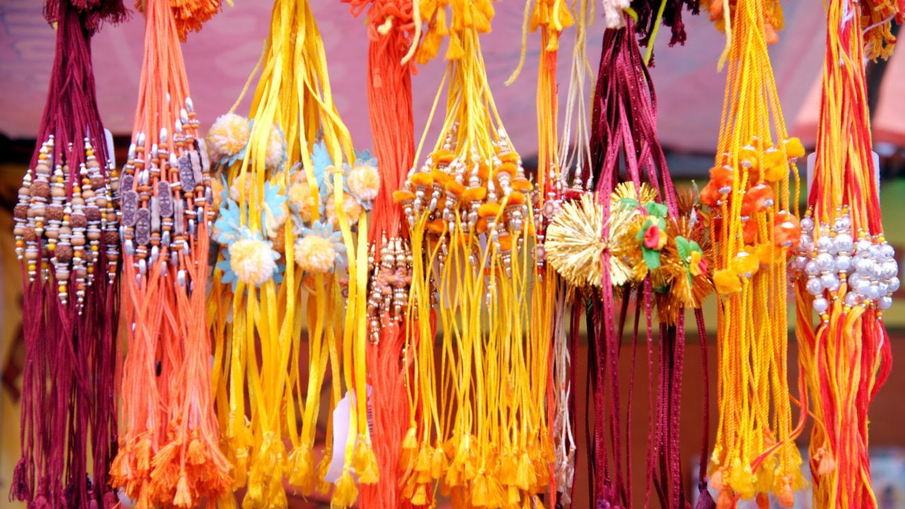 Raksha Bandhan 2025: ರಾಖಿ ಖರೀದಿಸುವ ಬದಲು ನೀವೇ ಮನೆಯಲ್ಲಿ ಹೀಗೆ ತಯಾರಿಸಿ Raksha Bandhan 2025: ರಾಖಿ ಖರೀದಿಸುವ ಬದಲು ನೀವೇ ಮನೆಯಲ್ಲಿ ಹೀಗೆ ತಯಾರಿಸಿ