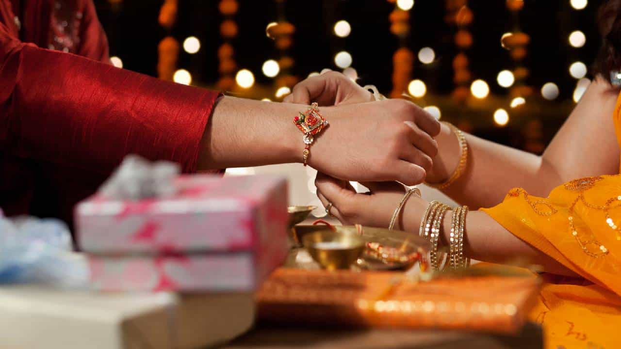 Raksha Bandhan 2025: ರಾಖಿ ಕಟ್ಟುವಾಗ ಮೂರು ಗಂಟು ಹಾಕೋದು ಏಕೆ ಗೊತ್ತಾ? Raksha Bandhan 2025: ರಾಖಿ ಕಟ್ಟುವಾಗ ಮೂರು ಗಂಟು ಹಾಕೋದು ಏಕೆ ಗೊತ್ತಾ?