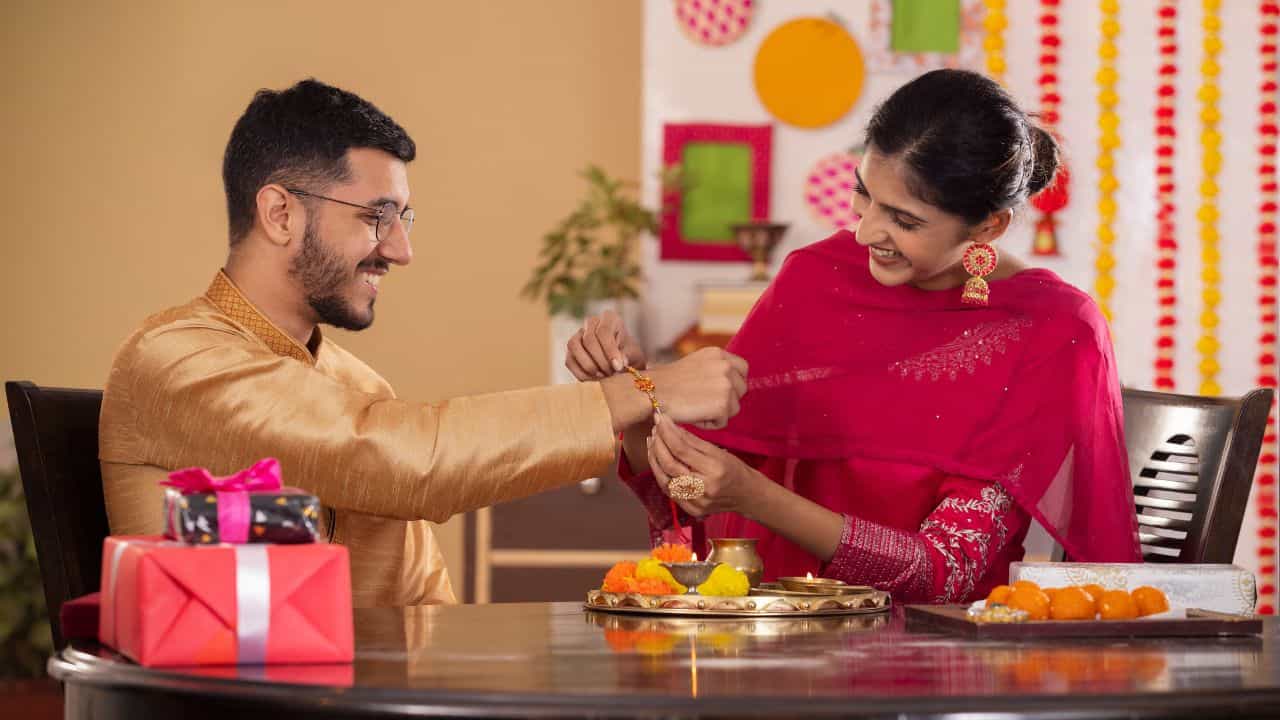 Raksha Bandhan 2025: ರಕ್ಷಾ ಬಂಧನದ ದಿನ ಹೆಣ್ಮಕ್ಕಳು ಸಹೋದರರಿಗಷ್ಟೇ ಅಲ್ಲ, ಯಾರಿಗೆಲ್ಲಾ ರಾಖಿ ಕಟ್ಟಬಹುದು? Raksha Bandhan 2025: ರಕ್ಷಾ ಬಂಧನದ ದಿನ ಹೆಣ್ಮಕ್ಕಳು ಸಹೋದರರಿಗಷ್ಟೇ ಅಲ್ಲ, ಯಾರಿಗೆಲ್ಲಾ ರಾಖಿ ಕಟ್ಟಬಹುದು?