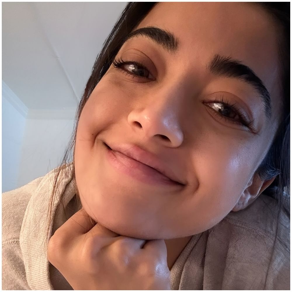 ರಶ್ಮಿಕಾ ಮಂದಣ್ಣ ಅವರು ದೊಡ್ಡ ಮಟ್ಟದಲ್ಲಿ ಜನಪ್ರಿಯತೆ ಪಡೆದಿದ್ದಾರೆ. ಅವರು ಈಗ ಪ್ಯಾನ್ ಇಂಡಿಯಾ ಸ್ಟಾರ್. ಈ ಕಾರಣದಿಂದ ಅವರ ಅಭಿಮಾನಿ ಬಳಗ ಕೂಡ ಹಿರಿದಾಗಿದೆ. ರಶ್ಮಿಕಾ ಫೋಟೋ ಹಾಗೂ ರೀಲ್ಸ್ ಹಂಚಿಕೊಳ್ಳಲಿ ಎಂದು ಫ್ಯಾನ್ಸ್ ಬಯಸುತ್ತಾರೆ.