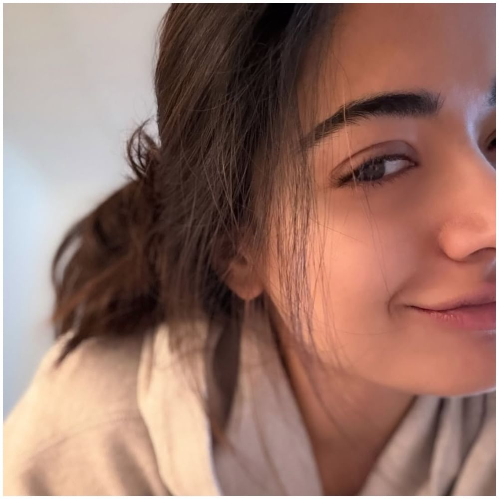 ನಟಿ ರಶ್ಮಿಕಾ ಮಂದಣ್ಣ ಅವರು ಯಾವಾಗಲೂ ಕ್ಯೂಟ್ ಆಗಿ ಕಾಣಿಸಿಕೊಂಡು ಗಮನ ಸೆಳೆಯುವ ಕೆಲಸ ಮಾಡುತ್ತಾರೆ. ಈಗ ಅವರ ಹೊಸ ಫೋಟೋಗಳು ವೈರಲ್ ಆಗಿವೆ. ಅವರು ಸೆಲ್ಫಿ ಕ್ಲಿಕ್ಕಿಸಿಕೊಂಡು ಪೋಸ್ಟ್ ಮಾಡಿದ್ದಾರೆ. ಇದಕ್ಕೆ ಫ್ಯಾನ್ಸ್ ಕಡೆಯಿಂದ ಲೈಕ್ಸ್ ಸಿಕ್ಕಿದೆ.