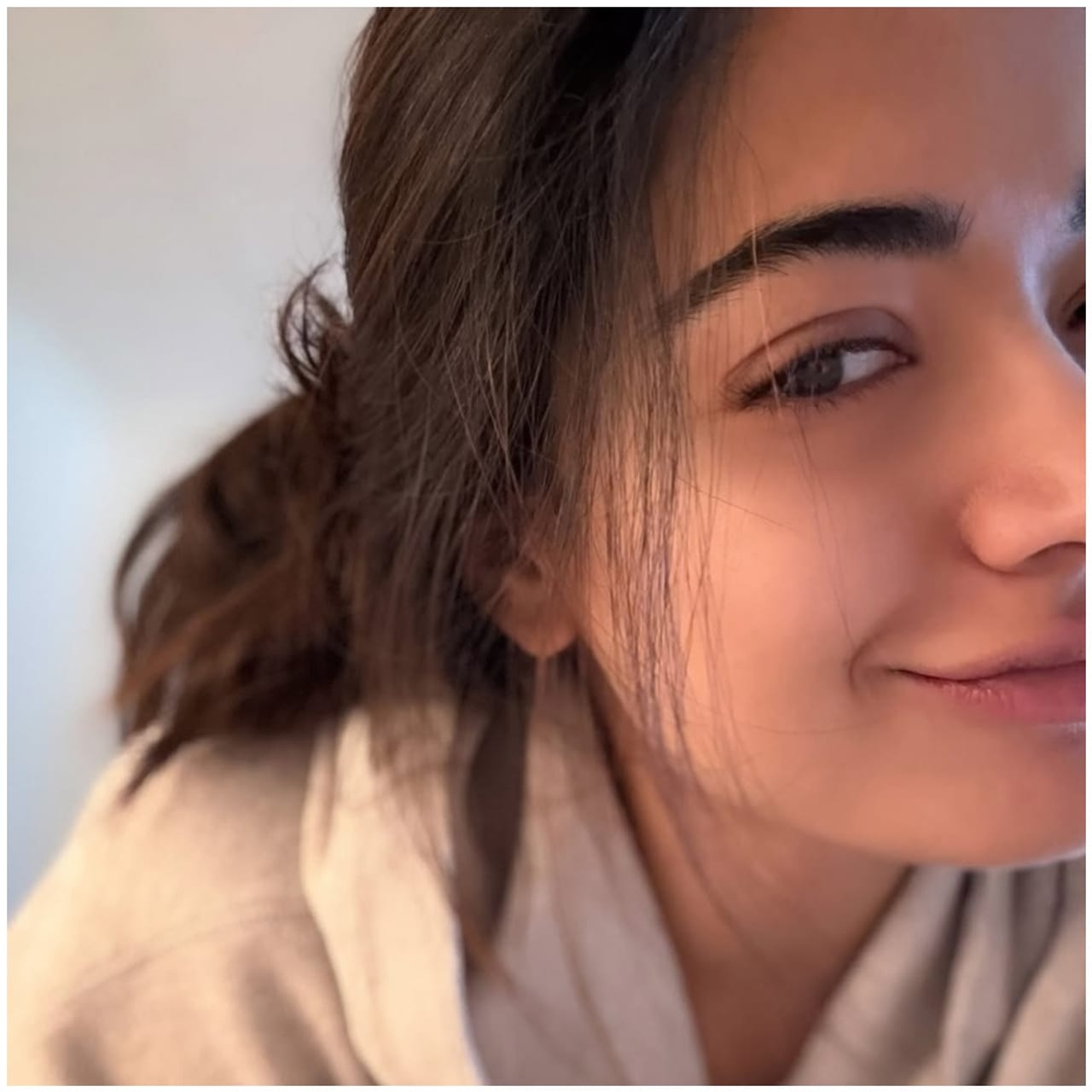 ನಟಿ ರಶ್ಮಿಕಾ ಮಂದಣ್ಣ ಅವರು ಯಾವಾಗಲೂ ಕ್ಯೂಟ್ ಆಗಿ ಕಾಣಿಸಿಕೊಂಡು ಗಮನ ಸೆಳೆಯುವ ಕೆಲಸ ಮಾಡುತ್ತಾರೆ. ಈಗ ಅವರ ಹೊಸ ಫೋಟೋಗಳು ವೈರಲ್ ಆಗಿವೆ. ಅವರು ಸೆಲ್ಫಿ ಕ್ಲಿಕ್ಕಿಸಿಕೊಂಡು ಪೋಸ್ಟ್ ಮಾಡಿದ್ದಾರೆ. ಇದಕ್ಕೆ ಫ್ಯಾನ್ಸ್ ಕಡೆಯಿಂದ ಲೈಕ್ಸ್ ಸಿಕ್ಕಿದೆ.