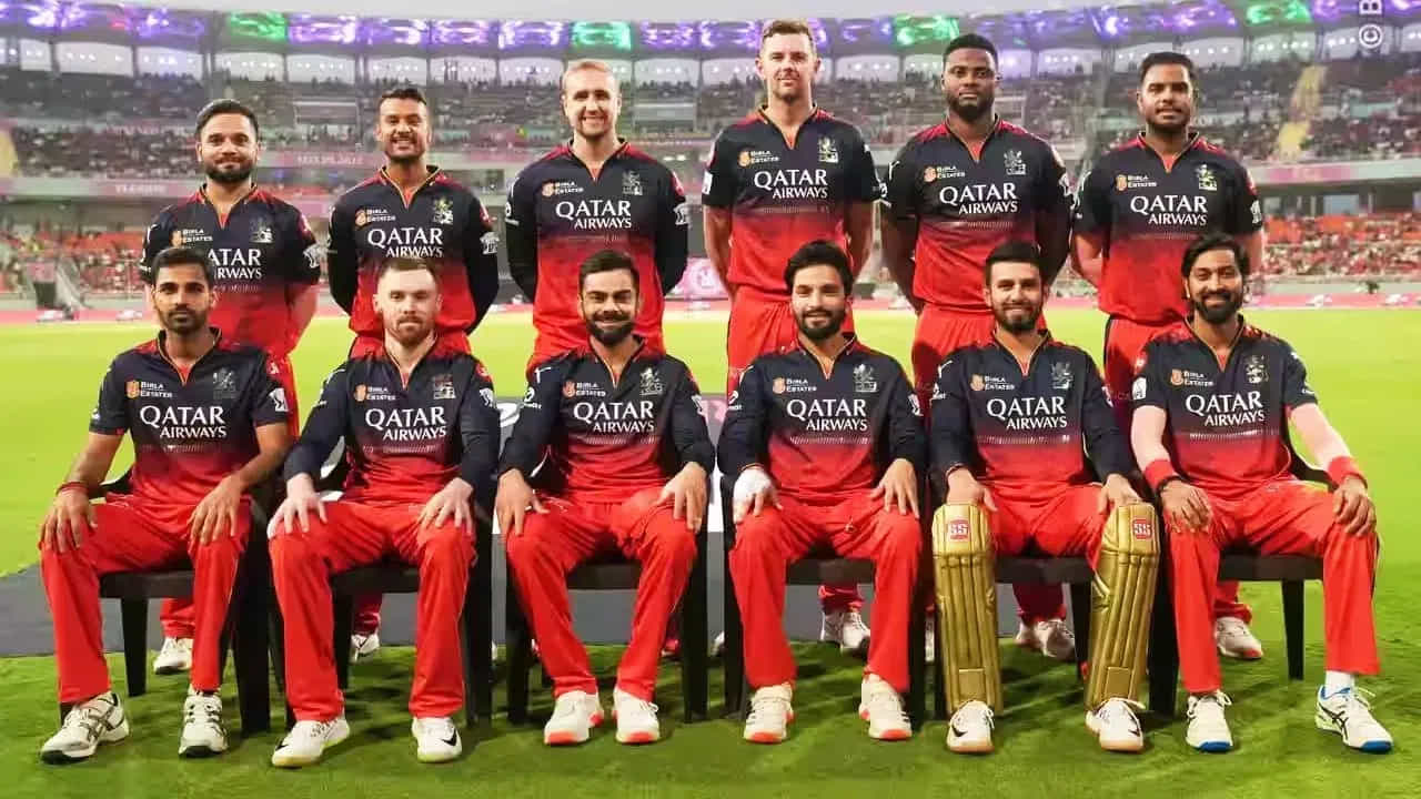 ಏಷ್ಯಾಕಪ್ ಟಿ20 ಟೂರ್ನಿಗೆ ದಿನಗಣನೆ ಶುರುವಾಗಿದೆ. ಸೆಪ್ಟೆಂಬರ್ 9 ರಿಂದ ಶುರುವಾಗಲಿರುವ ಏಷ್ಯನ್ ರಾಷ್ಟ್ರಗಳ ಕ್ರಿಕೆಟ್ ಕದನಕ್ಕಾಗಿ ಶೀಘ್ರದಲ್ಲೇ ಟೀಮ್ ಇಂಡಿಯಾವನ್ನು (Team India) ಪ್ರಕಟಿಸಲಿದ್ದಾರೆ. 15 ಸದಸ್ಯರ ಈ ತಂಡದಲ್ಲಿ ರಾಯಲ್ ಚಾಲೆಂಜರ್ಸ್ ಬೆಂಗಳೂರು (RCB) ಪರ ಕಣಕ್ಕಿಳಿದ ಹಿರಿಯ ಆಟಗಾರ ಕಾಣಿಸಿಕೊಳ್ಳುವುದು ಖಚಿತ ಎಂದು ವರದಿಯಾಗಿದೆ.