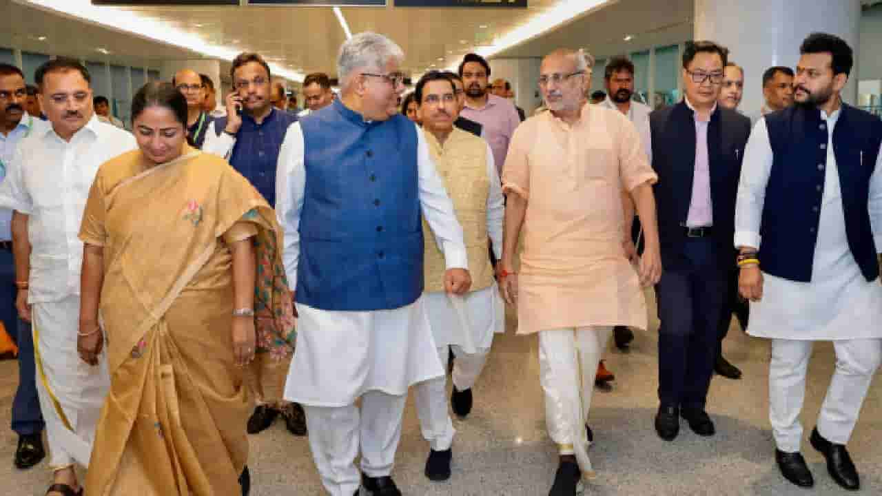 ದೆಹಲಿ ಸಿಎಂ ರೇಖಾ ಗುಪ್ತಾ ಭಾಗವಹಿಸಿದ್ದ ಕಾರ್ಯಕ್ರಮಕ್ಕೆ ನುಗ್ಗಿ ಘೋಷಣೆ ಕೂಗಿದ ವ್ಯಕ್ತಿ