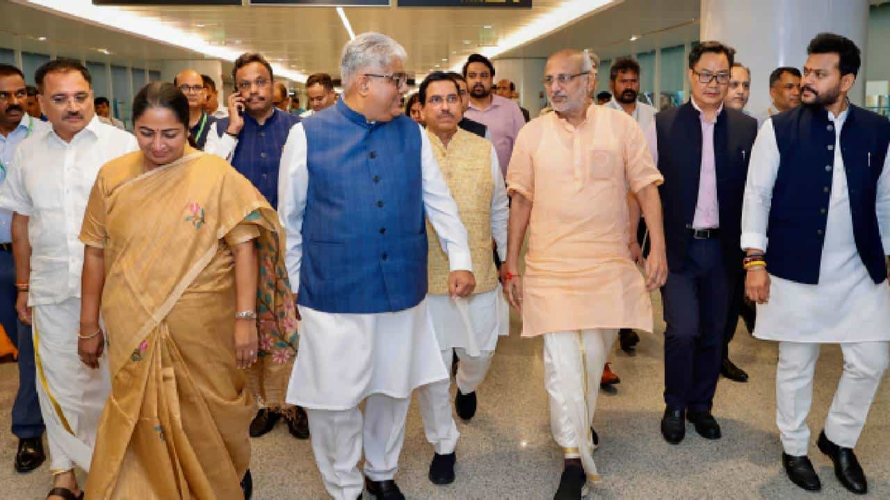 ದೆಹಲಿ ಸಿಎಂ ರೇಖಾ ಗುಪ್ತಾ ಭಾಗವಹಿಸಿದ್ದ ಕಾರ್ಯಕ್ರಮಕ್ಕೆ ನುಗ್ಗಿ ಘೋಷಣೆ ಕೂಗಿದ ವ್ಯಕ್ತಿ