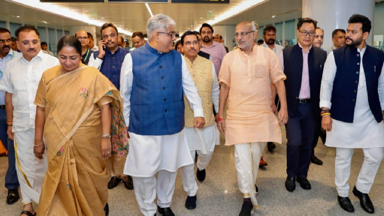 ದೆಹಲಿ ಸಿಎಂ ರೇಖಾ ಗುಪ್ತಾ ಭಾಗವಹಿಸಿದ್ದ ಕಾರ್ಯಕ್ರಮಕ್ಕೆ ನುಗ್ಗಿ ಘೋಷಣೆ ಕೂಗಿದ ವ್ಯಕ್ತಿ