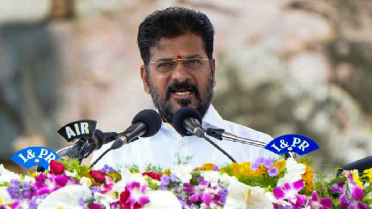 Revanth Reddy: ಸರ್ಕಾರದ ಖಜಾನೆ ಖಾಲಿಯಾಗಿದೆ, ಬಡವರಿಗೆ ನೀಡಲು ಭೂಮಿ ಇಲ್ಲ: ರೇವಂತ್ ರೆಡ್ಡಿ Revanth Reddy: ಸರ್ಕಾರದ ಖಜಾನೆ ಖಾಲಿಯಾಗಿದೆ, ಬಡವರಿಗೆ ನೀಡಲು ಭೂಮಿ ಇಲ್ಲ: ರೇವಂತ್ ರೆಡ್ಡಿ