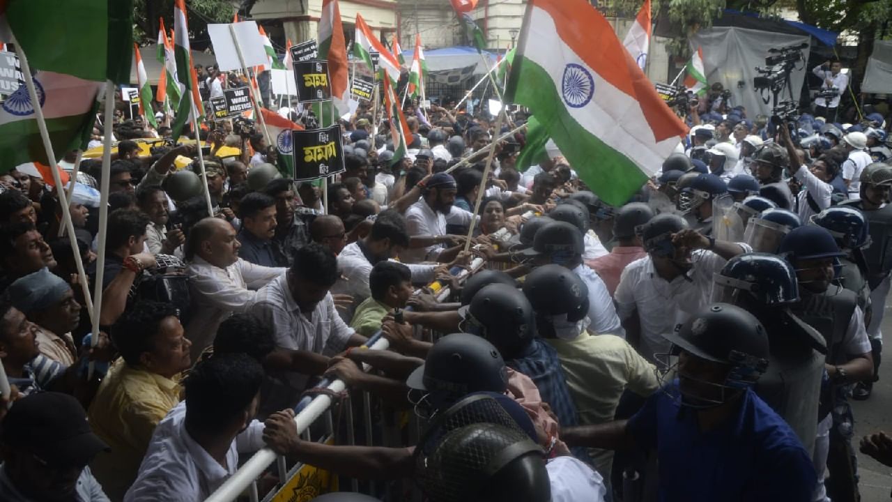 ಆರ್ಜಿ ಕರ್ ಪ್ರತಿಭಟನಾಕಾರರ ಮೇಲೆ ಪೊಲೀಸರಿಂದ ಲಾಠಿ ಚಾರ್ಜ್; ಬಂಗಾಳ ಸರ್ಕಾರದ ವಿರುದ್ಧ ಆಕ್ರೋಶ ಆರ್ಜಿ ಕರ್ ಪ್ರತಿಭಟನಾಕಾರರ ಮೇಲೆ ಪೊಲೀಸರಿಂದ ಲಾಠಿ ಚಾರ್ಜ್; ಬಂಗಾಳ ಸರ್ಕಾರದ ವಿರುದ್ಧ ಆಕ್ರೋಶ