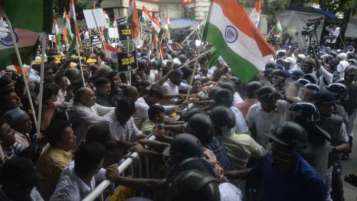 ಆರ್ಜಿ ಕರ್ ಪ್ರತಿಭಟನಾಕಾರರ ಮೇಲೆ ಪೊಲೀಸರಿಂದ ಲಾಠಿ ಚಾರ್ಜ್; ಬಂಗಾಳ ಸರ್ಕಾರದ ವಿರುದ್ಧ ಆಕ್ರೋಶ ಆರ್ಜಿ ಕರ್ ಪ್ರತಿಭಟನಾಕಾರರ ಮೇಲೆ ಪೊಲೀಸರಿಂದ ಲಾಠಿ ಚಾರ್ಜ್; ಬಂಗಾಳ ಸರ್ಕಾರದ ವಿರುದ್ಧ ಆಕ್ರೋಶ