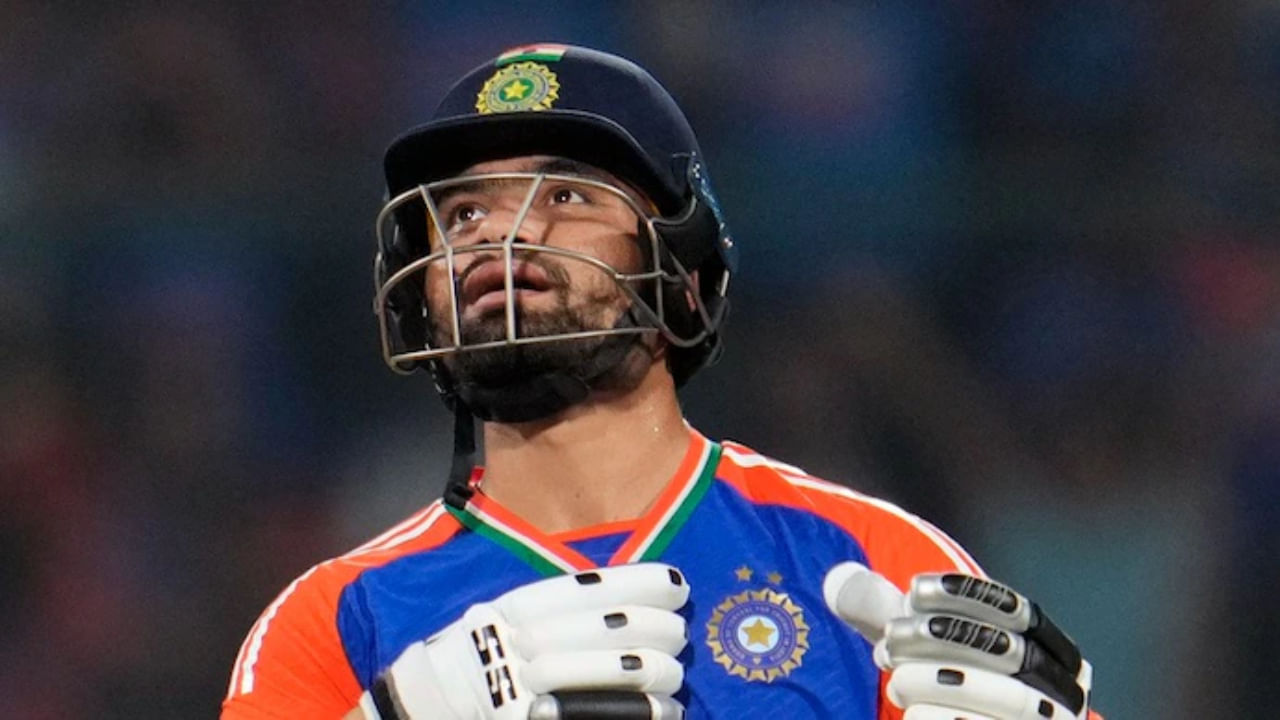 ವಾಸ್ತವವಾಗಿ ಕಳೆದೊಂದು ವರ್ಷದಲ್ಲಿ ಟಿ20 ಪಂದ್ಯಗಳಲ್ಲಿ ರಿಂಕು ಸಿಂಗ್ ಅವರ ಪ್ರದರ್ಶನ ಅಷ್ಟು ಉತ್ತಮವಾಗಿಲ್ಲ. ಇದು ಸಾಲದೆಂಬಂತೆ ಐಪಿಎಲ್​ನಲ್ಲೂ ರಿಂಕು ಸಪ್ಪೆ ಪ್ರದರ್ಶನ ನೀಡಿದ್ದರು. ಹೀಗಾಗಿ ರಿಂಕು ಎಷ್ಯಾಕಪ್ ತಂಡದಲ್ಲಿ ಆಯ್ಕೆಯಾಗುವುದು ಅನುಮಾನ ಎನ್ನಲಾಗಿತ್ತು. ಆದಾಗ್ಯೂ ಆಯ್ಕೆ ಮಂಡಳಿ ಅವರಿಗೆ ಅವಕಾಶ ನೀಡಿದೆ. ಮಂಡಳಿಯ ಈ ನಿರ್ಧಾರ ಸ್ವತಃ ರಿಂಕು ಅವರಿಗೆ ಆಶ್ಚರ್ಯವನ್ನುಂಟು ಮಾಡಿದೆ.
