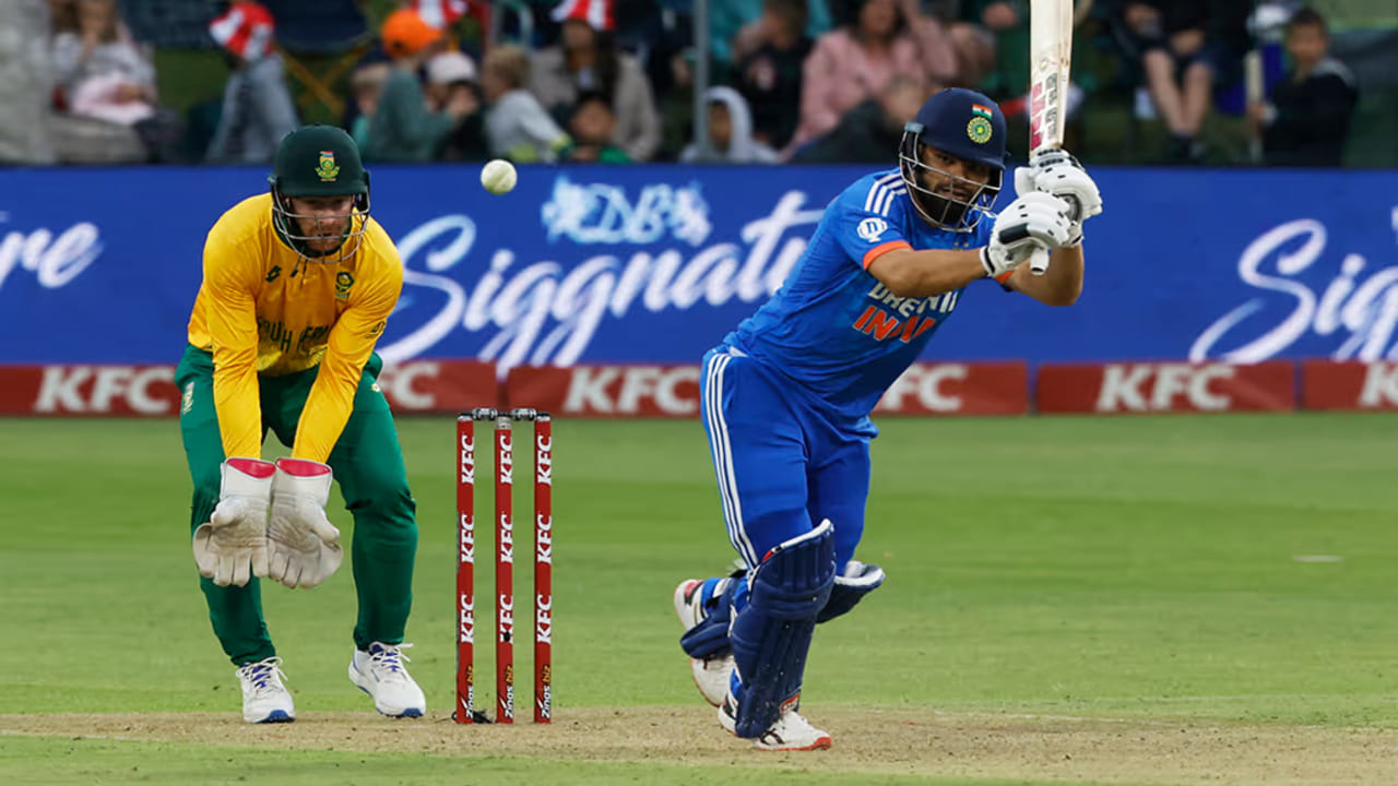 ಇನ್ನು ಬ್ಯಾಟಿಂಗ್ ಕ್ರಮಾಂಕದ ಬಗ್ಗೆ ಮಾತನಾಡಿದ ರಿಂಕು, ಮೇಲಿನ ಕ್ರಮಾಂಕದಲ್ಲಿಯೂ ಬ್ಯಾಟಿಂಗ್ ಮಾಡುವ ಸಾಮರ್ಥ್ಯ ನನಗಿದೆ. ಆದರೆ ತನಗೆ ಯಾವುದೇ ಪಾತ್ರವನ್ನು ನೀಡಿದರೂ ನಿರ್ವಹಿಸಲು ಸಿದ್ಧ. ನಾನು 2023 ರಲ್ಲಿ ಐದನೇ ಕ್ರಮಾಂಕದಲ್ಲಿ ಬ್ಯಾಟಿಂಗ್ ಮಾಡಿದ್ದೆ. ಆದರೆ ನನಗೆ ಏಳು ಮತ್ತು ಎಂಟನೇ ಸ್ಥಾನದಲ್ಲಿ ಬ್ಯಾಟಿಂಗ್ ಇಷ್ಟವಿಲ್ಲ.