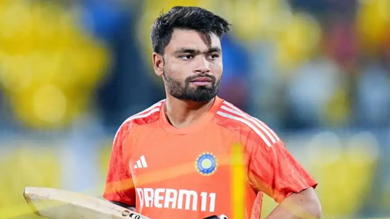 2025 ರ ಏಷ್ಯಾಕಪ್ಗಾಗಿ ಪ್ರಸ್ತುತ ನಾಲ್ಕು ತಂಡಗಳನ್ನು ಪ್ರಕಟಿಸಲಾಗಿದೆ. ಇದರಲ್ಲಿ ಟೀಂ ಇಂಡಿಯಾ ಕೂಡ ಸೇರಿದೆ. ತಂಡ ಪ್ರಕಟವಾದ ಬಳಿಕ ಕೆಲವರು ಈ ತಂಡದಲ್ಲಿ ಇನ್ನು ಕೆಲವರಿಗೆ ಅವಕಾಶ ನೀಡಬೇಕು ಎಂಬ ಅಭಿಪ್ರಾಯ ಹೊಂದಿದ್ದರೆ, ಇನ್ನು ಕೆಲವರು, ತಂಡಕ್ಕೆ ಆಯ್ಕೆಯಾದವರಲ್ಲಿ ಕೆಲವರನ್ನು ಆಯ್ಕೆ ಮಾಡಬಾರದಿಂತು ಎಂಬ ಹೇಳಿಕೆಗಳನ್ನು ನೀಡುತ್ತಿದ್ದಾರೆ. ಅಂತಹವರಲ್ಲಿ ಗೇಮ್ ಫಿನಿಶರ್ ಪಾತ್ರದಲ್ಲಿ ಕಾಣಿಸಿಕೊಳ್ಳುವ ರಿಂಕು ಸಿಂಗ್ ಕೂಡ ಒಬ್ಬರು.