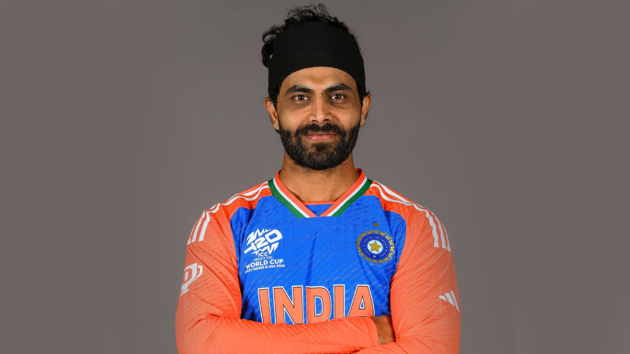 ರವೀಂದ್ರ ಜಡೇಜಾ: ಟಿ20 ವಿಶ್ವಕಪ್​ ಗೆಲುವಿನ ಬೆನ್ನಲ್ಲೇ ನಿವೃತ್ತಿ ಘೋಷಿಸಿದ ಮೂರನೇ ಆಟಗಾರ ರವೀಂದ್ರ ಜಡೇಜಾ. ಚುಟುಕು ಕ್ರಿಕೆಟ್​ಗೆ ಗುಡ್ ಬೈ ಹೇಳಿರುವ ಜಡೇಜಾ ಇದೀಗ ಏಕದಿನ ಹಾಗೂ ಟೆಸ್ಟ್ ಕ್ರಿಕೆಟ್​ನತ್ತ ಫೋಕಸ್ ಮಾಡಿದ್ದಾರೆ. ಹೀಗಾಗಿ ಅವರನ್ನೂ ಸಹ ಏಷ್ಯಾಕಪ್​ ತಂಡಕ್ಕೆ ಆಯ್ಕೆಗೆ ಪರಿಗಣಿಸಲಾಗಿಲ್ಲ.