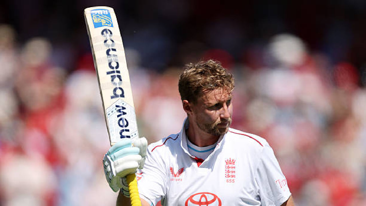 ಈ ಶತಕದೊಂದಿಗೆ ಟೆಸ್ಟ್ ಕ್ರಿಕೆಟ್ ಇತಿಹಾಸದಲ್ಲೇ ತವರಿನಲ್ಲಿ ಎದುರಾಳಿ ತಂಡವೊಂದರ ವಿರುದ್ಧ 2000+ ರನ್ ಕಲೆಹಾಕಿದ ವಿಶ್ವದ 2ನೇ ಬ್ಯಾಟರ್ ಎಂಬ ವಿಶ್ವ ದಾಖಲೆಯನ್ನು ಜೋ ರೂಟ್ ತಮ್ಮದಾಗಿಸಿಕೊಂಡಿದ್ದಾರೆ. ಅಲ್ಲದೆ ಈ ಸಾಧನೆ ಮಾಡಿದ ಇಂಗ್ಲೆಂಡ್ನ ಏಕೈಕ ಬ್ಯಾಟ್ಸ್ಮನ್ ಎಂಬ ಹೆಗ್ಗಳಿಕೆಗೂ ಪಾತ್ರರಾದರು.