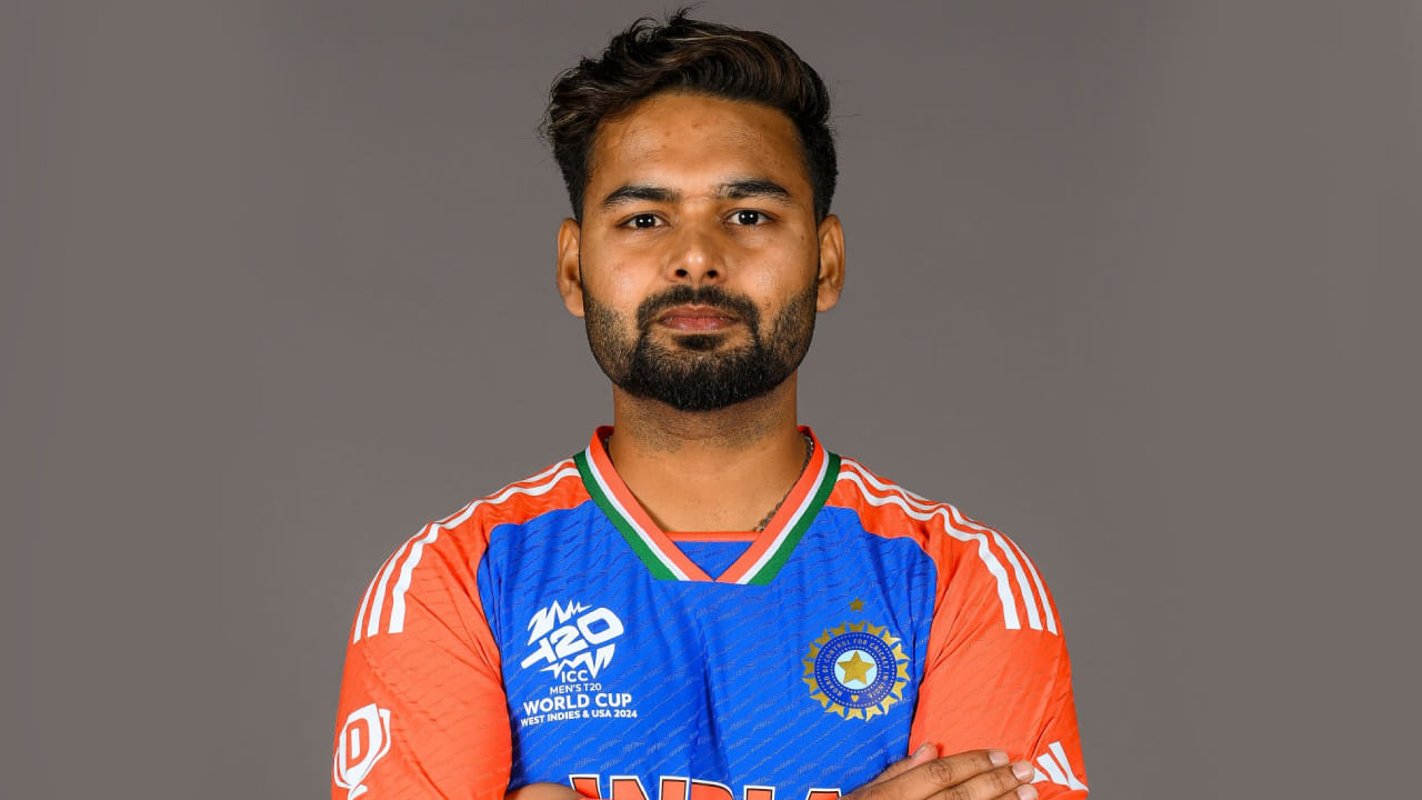 ರಿಷಭ್ ಪಂತ್: ಟಿ20 ವಿಶ್ವಕಪ್ 2024 ರಲ್ಲಿ ಟೀಮ್ ಇಂಡಿಯಾ ಪರ ವಿಕೆಟ್ ಕೀಪರ್ ಆಗಿ ರಿಷಭ್ ಪಂತ್ ಕಣಕ್ಕಿಳಿದಿದ್ದರು. ಅಲ್ಲದೆ ಈ ಬಾರಿ ಏಷ್ಯಾಕಪ್​ನಲ್ಲೂ ಸ್ಥಾನ ಪಡೆಯುವ ನಿರೀಕ್ಷೆಯಲ್ಲಿದ್ದರು. ಆದರೆ ಇಂಗ್ಲೆಂಡ್ ವಿರುದ್ಧದ ಟೆಸ್ಟ್ ಸರಣಿ ವೇಳೆ ಗಾಯಗೊಂಡಿರುವ ಕಾರಣ ಅವರನ್ನು ಏಷ್ಯಾಕಪ್ ತಂಡದಿಂದ ಹೊರಗಿಡಲಾಗಿದೆ.