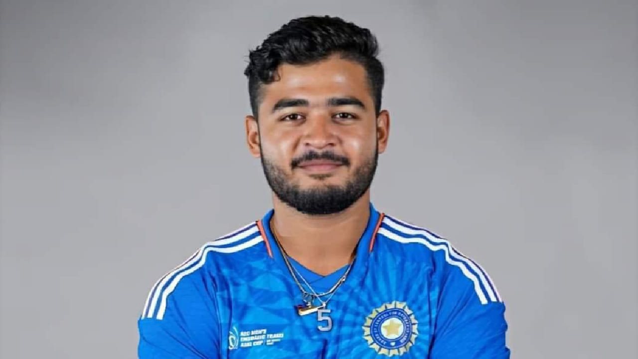 ರಿಯಾನ್ ಪರಾಗ್: ಯುವ ಆಲ್​ರೌಂಡರ್ ರಿಯಾನ್ ಪರಾಗ್ ಅವರನ್ನು ಸಹ ಸ್ಟ್ಯಾಂಡ್ ಬೈ ಆಟಗಾರರ ಪಟ್ಟಿಯಲ್ಲಿರಿಸಲಾಗಿದೆ. ಭಾರತದ ಪರ ಈಗಾಗಲೇ 9 ಟಿ20 ಪಂದ್ಯಗಳನ್ನಾಡಿರುವ ಪರಾಗ್ ಏಷ್ಯಾಕಪ್​ಗೆ ಹೆಚ್ಚುವರಿ ಆಲ್​ರೌಂಡರ್ ಆಗಿ ಮೀಸಲು ಆಟಗಾರರ ಪಟ್ಟಿಯಲ್ಲಿ ಸ್ಥಾನ ಪಡೆದಿದ್ದಾರೆ. 