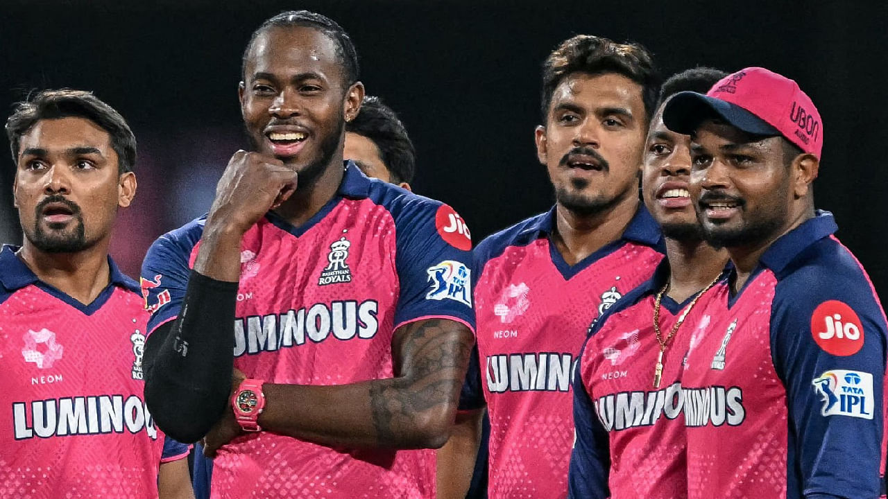 ರಾಜಸ್ಥಾನ್ ರಾಯಲ್ಸ್ ಮೂಲಗಳ ಮಾಹಿತಿ ಪ್ರಕಾರ, ನಾಯಕತ್ವದ ವಿಷಯದಲ್ಲಿ ಫ್ರಾಂಚೈಸಿಯಲ್ಲೇ ಗೊಂದಲ ಏರ್ಪಟ್ಟಿದೆ. ಅಂದರೆ ಮುಂದಿನ ಸೀಸನ್​ನಲ್ಲಿ ಯಾರನ್ನು ನಾಯಕರನ್ನಾಗಿಸಬೇಕೆಂಬ ವಿಚಾರದಲ್ಲಿ ಭಿನ್ನಾಭಿಪ್ರಾಯಗಳಿವೆ. ಈ ಭಿನ್ನಾಭಿಪ್ರಾಯಗಳನ್ನು ಹೊಂದಿರುವವರು ಒಬ್ಬಬ್ಬೊರನ್ನು ನಾಯಕರನ್ನಾಗಿ ಮಾಡಬೇಕೆಂದು ಪಟ್ಟು ಹಿಡಿದಿರುವುದೇ ಸಮಸ್ಯೆ.