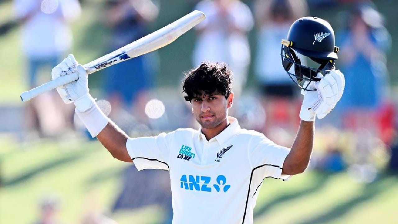 ಬುಲವಾಯೊದ ಕ್ವೀನ್ಸ್ ಪಾರ್ಕ್ ಮೈದಾನದಲ್ಲಿ ನಡೆಯುತ್ತಿರುವ ಝಿಂಬಾಬ್ವೆ ವಿರುದ್ಧದ ದ್ವಿತೀಯ ಟೆಸ್ಟ್ ಪಂದ್ಯದ ಮೊದಲ ಇನಿಂಗ್ಸ್​ನಲ್ಲಿ ಯುವ ಎಡಗೈ ದಾಂಡಿಗ ರಚಿನ ರವೀಂದ್ರ ಭರ್ಜರಿ ಶತಕ ಸಿಡಿಸಿದ್ದಾರೆ. ಈ ಶತಕದ ನೆರವಿನೊಂದಿಗೆ ನ್ಯೂಝಿಲೆಂಡ್ ತಂಡ ಪ್ರಥಮ ಇನಿಂಗ್ಸ್​ನಲ್ಲಿ ಬೃಹತ್ ಮೊತ್ತ ಪೇರಿಸಿದೆ. ಈ ಪಂದ್ಯದಲ್ಲಿ ಮೊದಲು ಬ್ಯಾಟ್ ಮಾಡಿದ ಝಿಂಬಾಬ್ವೆ ಪ್ರಥಮ ಇನಿಂಗ್ಸ್ ನಲ್ಲಿ 125 ರನ್ ಗಳಿಸಿ ಆಲೌಟ್ ಆಗಿತ್ತು.