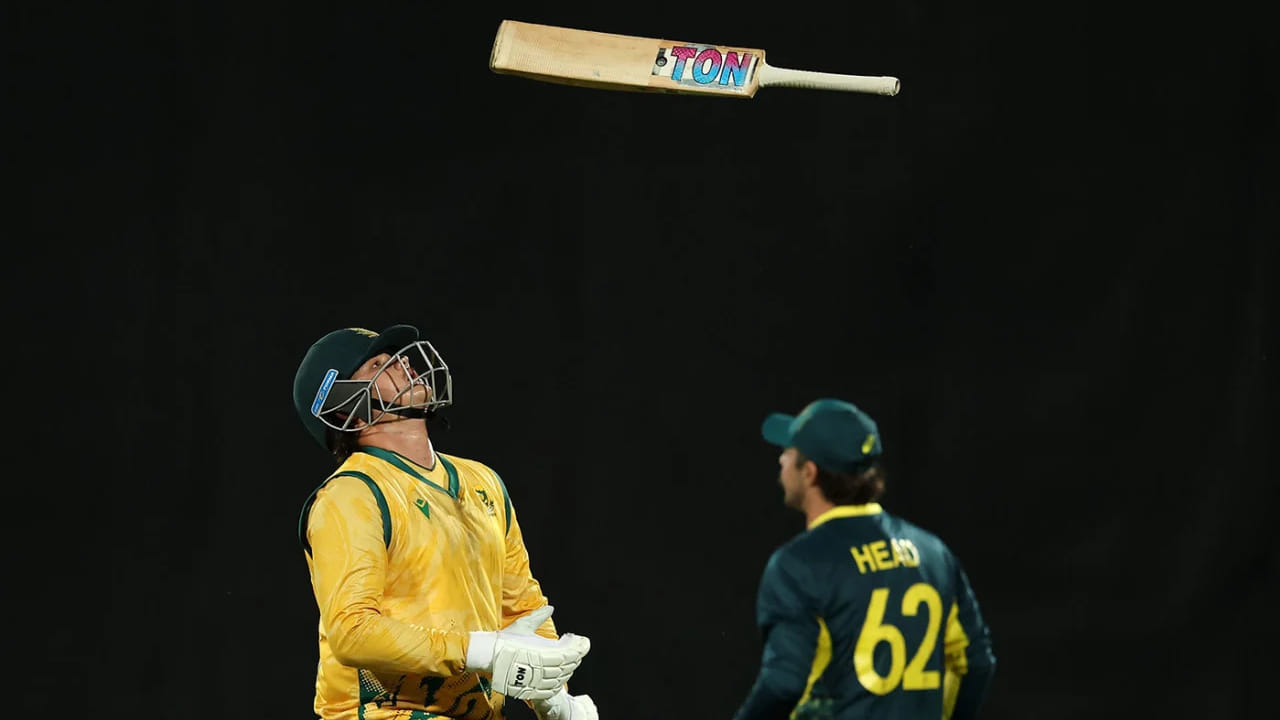 179 ರನ್​ಗಳ ಗುರಿ ಬೆನ್ನತ್ತಿದ ಸೌತ್ ಆಫ್ರಿಕಾ ಪರ ಆರಂಭಿಕ ದಾಂಡಿಗ ರಯಾನ್ ರಿಕೆಲ್ಟನ್ 55 ಎಸೆತಗಳಲ್ಲಿ 1 ಸಿಕ್ಸ್ ಹಾಗೂ 7 ಫೋರ್​ಗಳೊಂದಿಗೆ 71 ರನ್​ ಬಾರಿಸಿದರು. ಆದರೆ ಉಳಿದ ಬ್ಯಾಟರ್​ಗಳಿಂದ ನಿರೀಕ್ಷಿತ ಪ್ರದರ್ಶನ ಮೂಡಿಬಂದಿರಲಿಲ್ಲ. ಪರಿಣಾಮ ಸೌತ್ ಆಫ್ರಿಕಾ ತಂಡವು 20 ಓವರ್​ಗಳಲ್ಲಿ 9 ವಿಕೆಟ್ ಕಳೆದುಕೊಂಡು 161 ರನ್​ಗಳಿಸಲಷ್ಟೇ ಶಕ್ತರಾದರು.