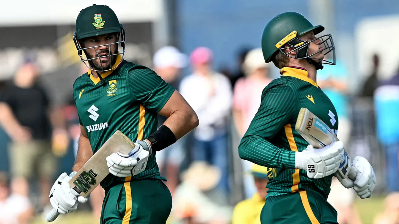 ಮೊದಲ ವಿಕೆಟ್​ಗೆ 92 ರನ್​ಗಳ ಜೊತೆಯಾಟವಾಡಿದ ಬಳಿಕ ರಯಾನ್ ರಿಕೆಲ್ಟನ್ 33 ಔಟಾದರು. ಮತ್ತೊಂದೆಡೆ ಉತ್ತಮ ಬ್ಯಾಟಿಂಗ್ ಮುಂದುವರೆಸಿದ ಐಡೆನ್ ಮಾರ್ಕ್ರಾಮ್ 81 ಎಸೆತಗಳಲ್ಲಿ 9 ಫೋರ್​ಗಳೊಂದಿಗೆ 82 ರನ್ ಬಾರಿಸಿದರು. ಆ ಬಳಿಕ ಬಂದ ಟೆಂಬಾ ಬವುಮಾ 65 ರನ್​ಗಳ ಕೊಡುಗೆ ನೀಡಿದರು. ಈ ಮೂಲಕ ಸೌತ್ ಆಫ್ರಿಕಾ ತಂಡವು 50 ಓವರ್​ಗಳಲ್ಲಿ 8 ವಿಕೆಟ್ ಕಳೆದುಕೊಂಡು 296 ರನ್ ಕಲೆಹಾಕಿತು.