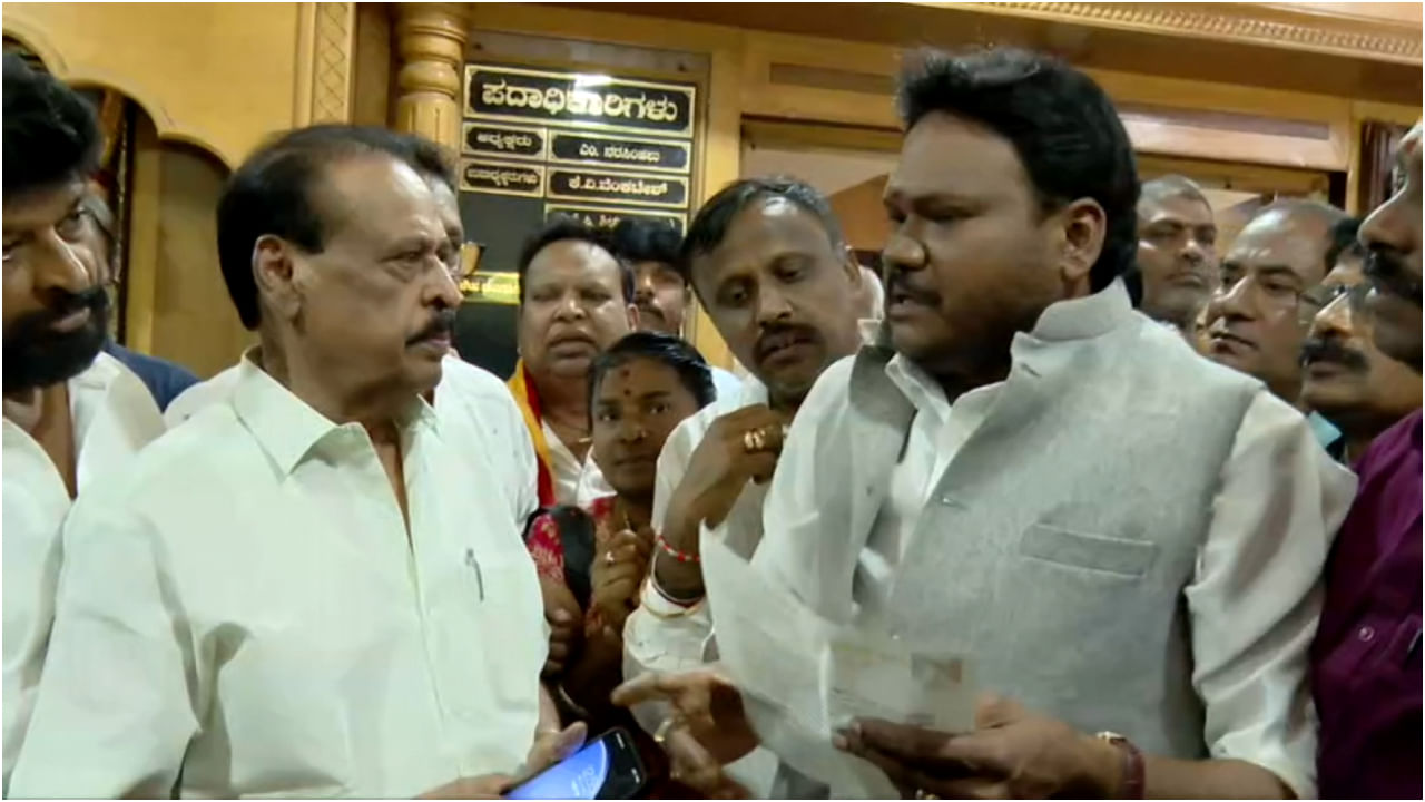 ವಿಷ್ಣು ಸಮಾಧಿ ಧ್ವಂಸ: ಸಾ.ರಾ. ಗೋವಿಂದು ಎದುರು ನೋವು ತೋಡಿಕೊಂಡ ಫ್ಯಾನ್ಸ್ ವಿಷ್ಣು ಸಮಾಧಿ ಧ್ವಂಸ: ಸಾ.ರಾ. ಗೋವಿಂದು ಎದುರು ನೋವು ತೋಡಿಕೊಂಡ ಫ್ಯಾನ್ಸ್