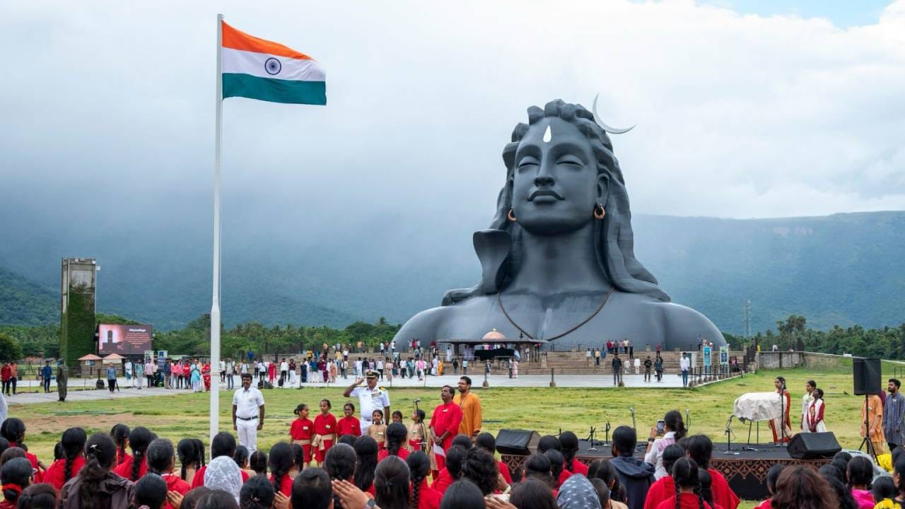 ಜನರು ದೊಡ್ಡ ಕನಸು ಕಂಡಾಗ, ದೇಶವನ್ನು ಕಟ್ಟಲು ಹೋದಾಗ ಸಂಚಲನ ಸೃಷ್ಟಿಯಾಗುವುದು ಸಹಜ. ಹೊಸ ನಿಯಮಗಳನ್ನು ಮಾಡಬೇಕಾಗುತ್ತದೆ. ಹಳೆಯ ನಿಯಮಗಳನ್ನು ತೆಗೆಯಬೇಕಾಗಬಹುದು. ಜನರ ನಾವೀನ್ಯತೆಯನ್ನು ಆಡಳಿತಶಾಹಿ ವ್ಯವಸ್ಥೆ ಕೊಲ್ಲದಂತೆ ನೋಡಿಕೊಳ್ಳಬೇಕು ಎಂದು ಸದ್ಗುರು ತಿಳಿಸಿದ್ದಾರೆ.