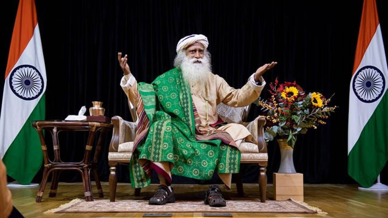 ಐಟಿ ನಮ್ಮ ಮುಖ್ಯ ಶಕ್ತಿಯಾಗಿದೆ. ಆರ್ಟಿಫಿಶಿಯಲ್ ಇಂಟೆಲಿಜೆನ್ಸ್ ಕ್ಷೇತ್ರದಲ್ಲಿ ನಾವು ಜಾಗತಿಕ ಆಟಗಾರರಾಗಿದ್ದೇವೆ. ಬಾಹ್ಯ ಶಕ್ತಿಯಿಂದ ಇದು ದುರ್ಬಲಗೊಳ್ಳದಂತೆ ನೋಡಿಕೊಳ್ಳಬೇಕು. ಪವರ್ ಗ್ರಿಡ್​ಗಳಲ್ಲಿ ಹೂಡಿಕೆ ಮಾಡಬೇಕು ಎಂದು ಜಗ್ಗಿ ವಾಸುದೇವ್ ಕರೆ ನೀಡಿದ್ದಾರೆ.