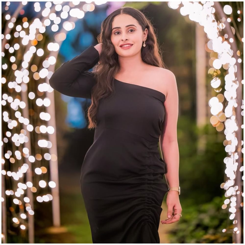 ಈಗ ಸಂಜನಾ ಬುರ್ಲಿ ಅಭಿಮಾನಿಗಳಿಗೆ ಗುಡ್ ನ್ಯೂಸ್ ಒಂದು ಸಿಕ್ಕಿದೆ. ಅವರು ಹೊಸ ಧಾರಾವಾಹಿಗೆ ನಾಯಕಿ ಆಗಿ ಆಯ್ಕೆ ಆಗಿದ್ದಾರೆ ಎಂದು ವರದಿ ಆಗಿದೆ. ಇದನ್ನು ಕೇಳಿ ಅವರ ಫ್ಯಾನ್ಸ್ ಫುಲ್ ಖುಷ್ ಆಗಿದ್ದಾರೆ.