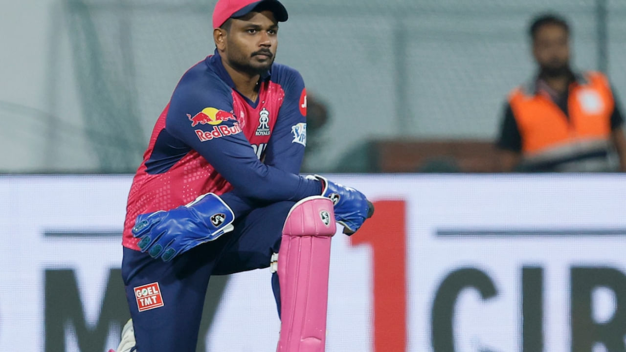 ವಾಸ್ತವವಾಗಿ ರಾಜಸ್ಥಾನ್ ರಾಯಲ್ಸ್ ನಾಯಕ ಸಂಜು ಸ್ಯಾಮ್ಸನ್ ಮುಂದಿನ ಆವೃತ್ತಿಗೂ ಮುನ್ನ ತಂಡವನ್ನು ತೊರೆಯಲಿದ್ದಾರೆ ಎಂಬ ಸುದ್ದಿ ಸೋಶಿಯಲ್ ಮೀಡಿಯಾದಲ್ಲಿ ಹರಿದಾಡುತ್ತಿದೆ. ಅಲ್ಲದೆ ತನ್ನನ್ನು ತಂಡದಿಂದ ಬಿಡುಗಡೆ ಮಾಡುವಂತೆ ಅಥವಾ ಬೇರೊಂದು ತಂಡದೊಂದಿಗೆ ಟ್ರೇಡ್ ಮಾಡಿಕೊಳ್ಳುವಂತೆ ಸಂಜು ಸ್ಯಾಮ್ಸನ್ ಈಗಾಗಲೇ ಫ್ರಾಂಚೈಸಿ ಬಳಿ ಕೇಳಿಕೊಂಡಿದ್ದಾರೆ ಎಂದು ಹೇಳಲಾಗುತ್ತಿದೆ.