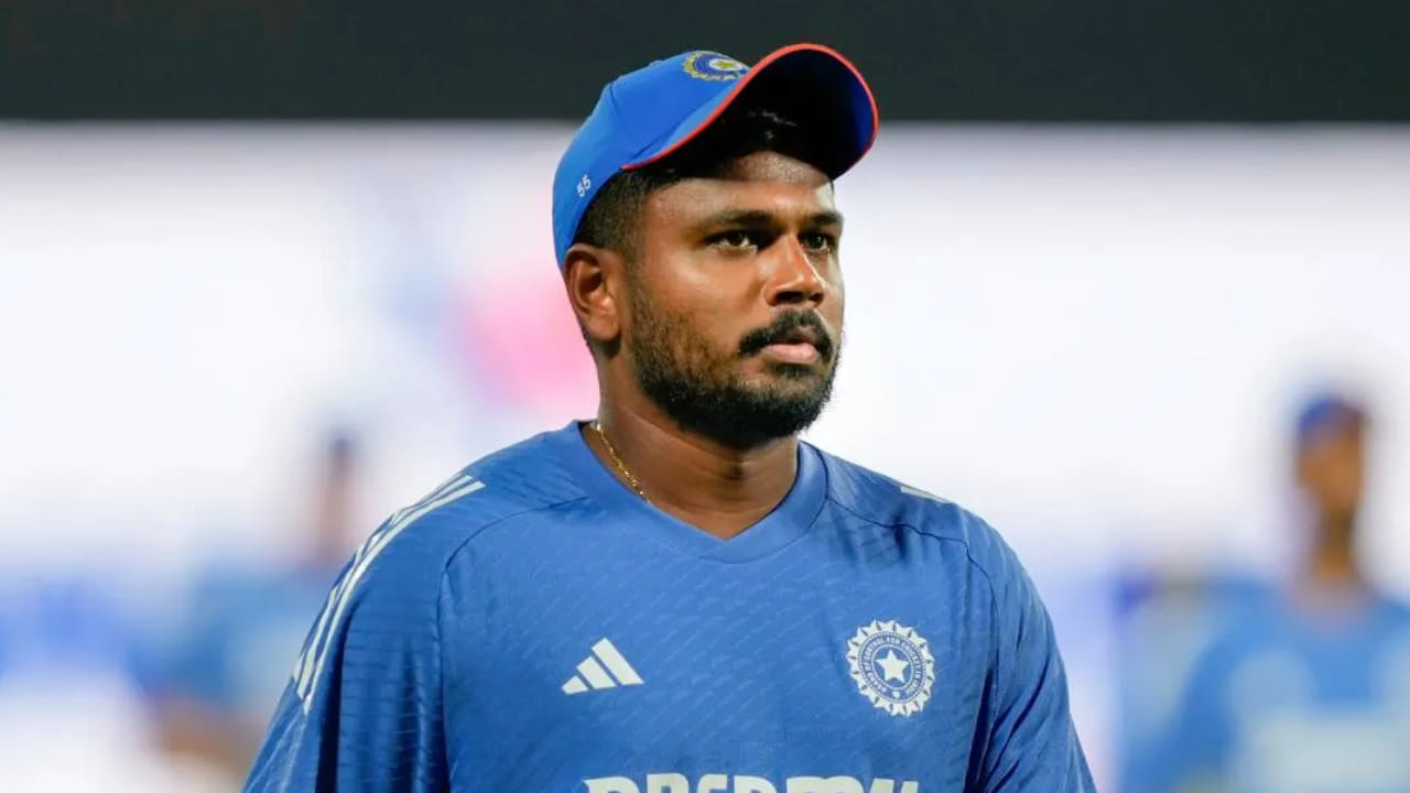  ಆ ರೀತಿ ಆಡುವ ಹನ್ನೊಂದರ ಬಳಗದಿಂದ ಹೊರಬೀಳಬಹುದಾದ ಆಟಗಾರರ ಪಟ್ಟಿಯಲ್ಲಿ ಆರಂಭಿಕ ಸಂಜು ಸ್ಯಾಮ್ಸನ್‌ ಅವರ ಹೆಸರು ಮುಂಚೂಣಿಯಲ್ಲಿದೆ. ಇತ್ತೀಚಿನ ದಿನಗಳಲ್ಲಿ ಭಾರತ ಟಿ20 ತಂಡದ ಆರಂಭಿಕನಾಗಿ ಕಣಕ್ಕಿಳಿಯುತ್ತಿದ್ದ ಸಂಜು, ಇದೀಗ ತಮ್ಮ ಆರಂಭಿಕ ಸ್ಥಾನವನ್ನು ಕಳೆದುಕೊಳ್ಳುವ ಸನಿಹದಲ್ಲಿದ್ದಾರೆ.
