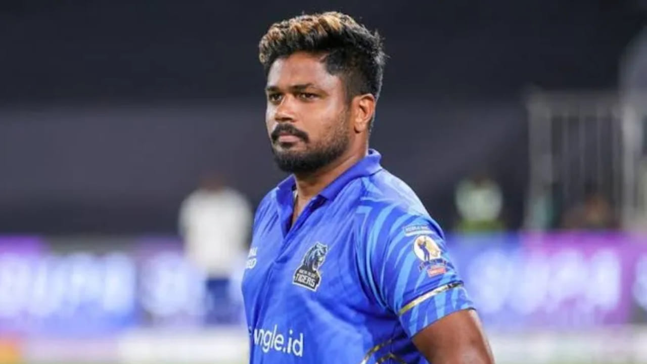 ಸಂಜು ಸ್ಯಾಮ್ಸನ್ ಪ್ರಸ್ತುತ ಕೇರಳ ಕ್ರಿಕೆಟ್ ಲೀಗ್ 2025 ರಲ್ಲಿ ಕೊಚ್ಚಿ ಬ್ಲೂ ಟೈಗರ್ಸ್ ಪರ ಆಡುತ್ತಿದ್ದಾರೆ. ತಂಡವು ತನ್ನ ಮೊದಲ ಪಂದ್ಯವನ್ನು ಅದಾನಿ ತ್ರಿವೇಂದ್ರಮ್ ರಾಯಲ್ಸ್ ವಿರುದ್ಧ ಆಡಿತು, ಇದರಲ್ಲಿ ಸಂಜು ಸ್ಯಾಮ್ಸನ್ ಅವರನ್ನು ಐದನೇ ಸ್ಥಾನದಲ್ಲಿ ಹೆಸರಿಸಲಾಯಿತು. ಅವರಿಗೆ ಬ್ಯಾಟಿಂಗ್ ಮಾಡಲು ಅವಕಾಶ ಸಿಗದಿದ್ದರೂ, ಅವರ ನಿರ್ಧಾರವನ್ನು ನೋಡಿದರೆ, ಅವರು ತಮ್ಮ ಹೊಸ ಪಾತ್ರಕ್ಕೆ ತಮ್ಮನ್ನು ತಾವು ಹೊಂದಿಸಿಕೊಳ್ಳಲು ಬಯಸುತ್ತಿರುವಂತೆ ತೋರುತ್ತದೆ.