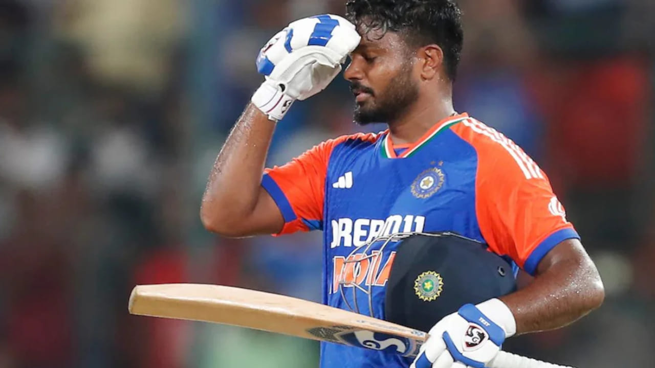 ವಾಸ್ತವವಾಗಿ ಸಂಜು ಸ್ಯಾಮ್ಸನ್ ಕೆಲವು ಸಮಯದಿಂದ ಟಿ20 ಕ್ರಿಕೆಟ್​ನಲ್ಲಿ ಟೀಂ ಇಂಡಿಯಾ ಪರ ಆರಂಭಿಕ ಆಟಗಾರನಾಗಿ ಕಣಕ್ಕಿಳಿಯುತ್ತಿದ್ದಾರೆ. 2024 ರಲ್ಲಿ ಆರಂಭಿಕರಾಗಿ ಮೂರು ಶತಕಗಳನ್ನು ಸಂಜು ಬಾರಿಸಿದ್ದರು. ಆದಾಗ್ಯೂ, ಅಭಿಷೇಕ್ ಶರ್ಮಾ ಮತ್ತು ಶುಭ್​ಮನ್ ಗಿಲ್ ಅವರನ್ನು ತಂಡದಲ್ಲಿ ಸೇರಿಸಿಕೊಳ್ಳಲಾಗಿರುವುದರಿಂದ 2025 ರ ಏಷ್ಯಾಕಪ್​ನಲ್ಲಿ ಆರಂಭಿಕ ಆಟಗಾರನಾಗಿ ಸಂಜುಗೆ ಅವಕಾಶ ಸಿಗುವುದು ಅನುಮಾನವಾಗಿದೆ.